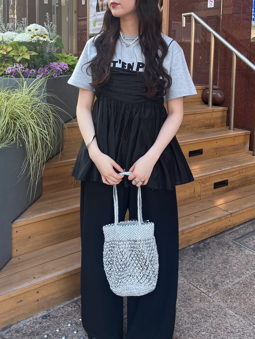 グレー系のTシャツ/カットソー、ブラック系のパンツ、ブラック系のキャミソールを着用したレディースの夏コーディネートの3枚目の写真