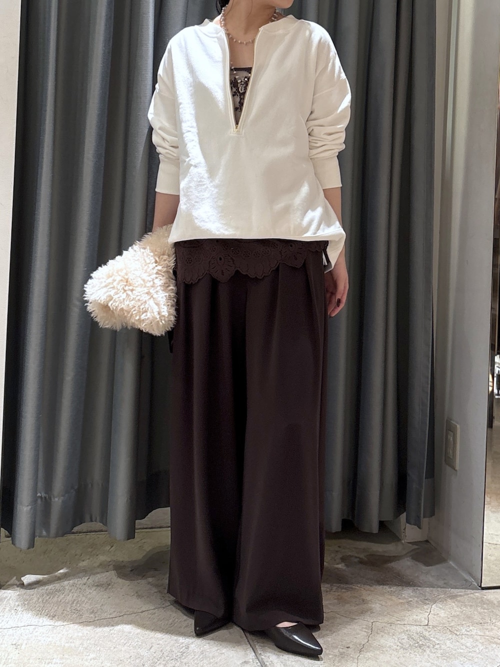 ホワイト系のスウェット、ブラウン系のスラックス、ブラウン系のパンプスを着用したレディースの秋コーディネートの4枚目の写真