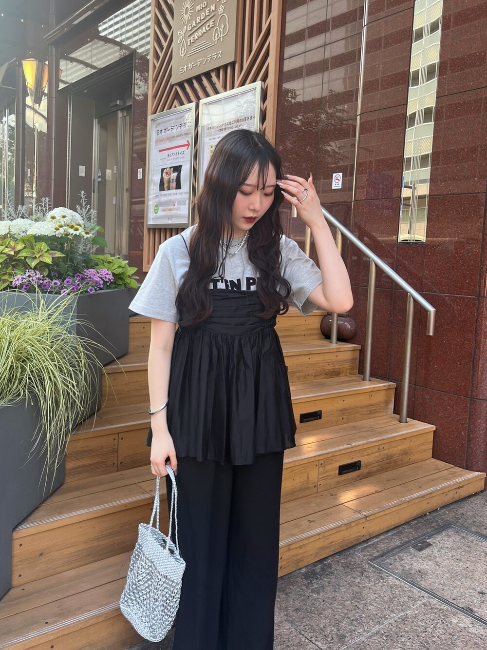 グレー系のTシャツ/カットソー、ブラック系のパンツ、ブラック系のキャミソールを着用したレディースの夏コーディネートの2枚目の写真