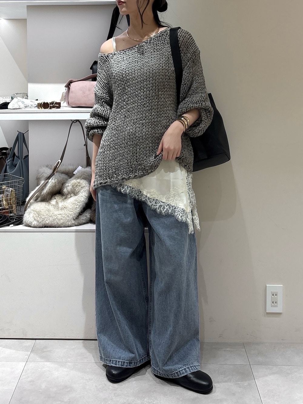 ブラック系のその他シューズ、ブルー系のデニムパンツ、ホワイト系のシャツ/ブラウスを着用したレディースの秋コーディネートの2枚目の写真
