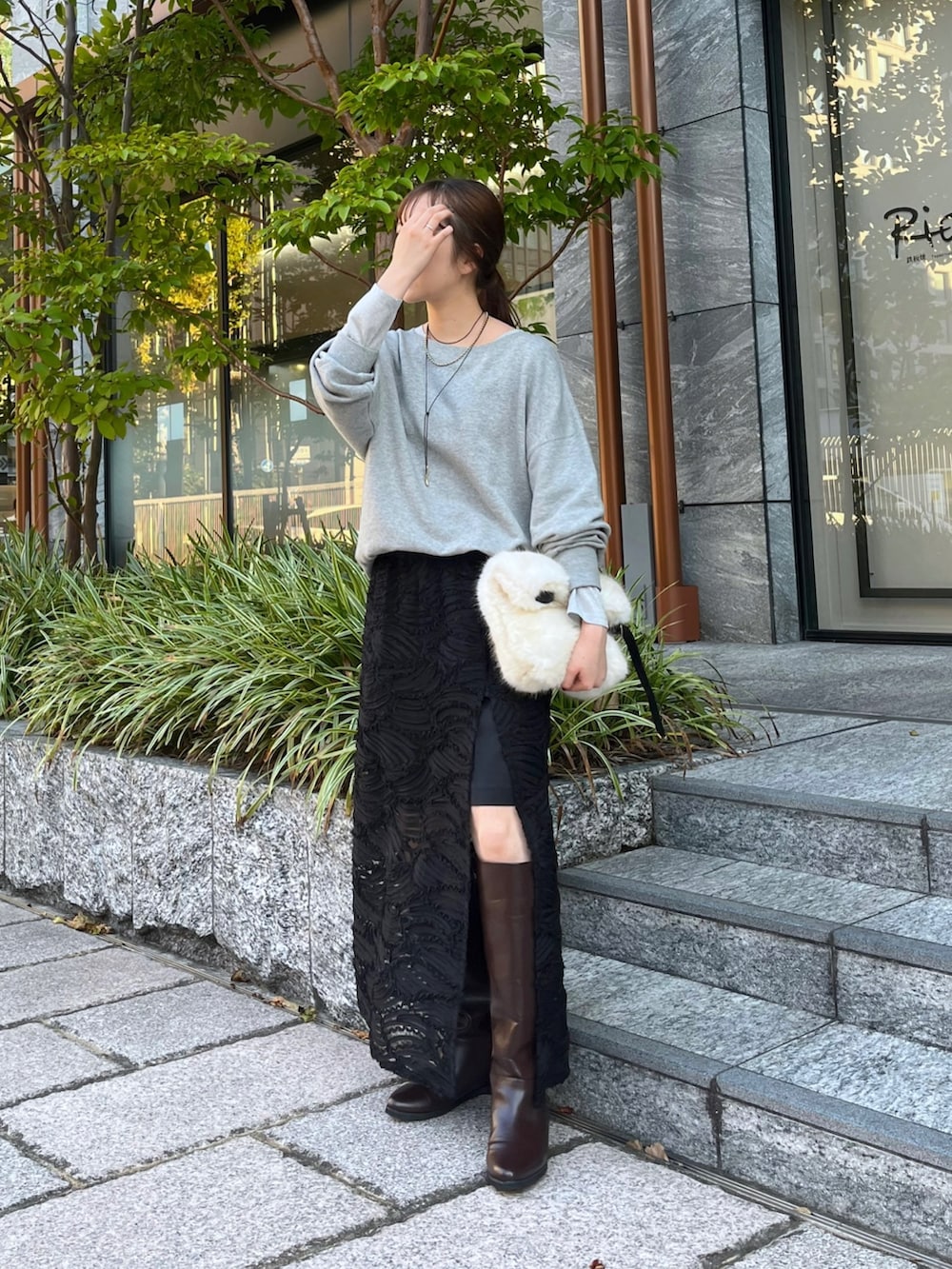 ブラウン系のブーツ、シルバー系のTシャツ/カットソー、グレー系のスウェットを着用したレディースの秋コーディネートの2枚目の写真