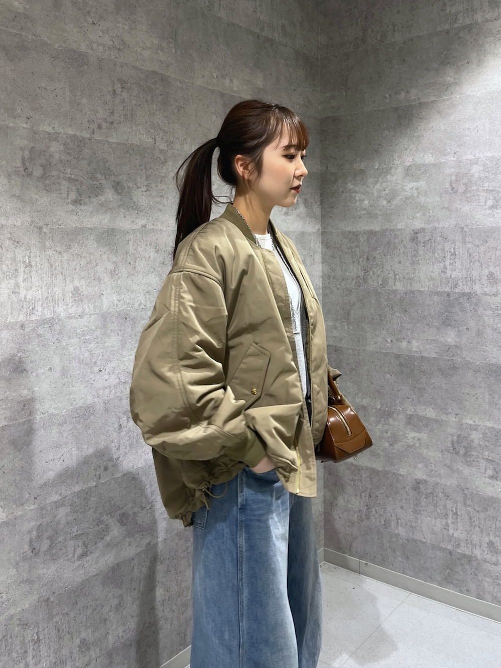 ホワイト系のTシャツ/カットソー、グレー系のTシャツ/カットソー、ブルー系のデニムパンツを着用したレディースの秋コーディネートの2枚目の写真