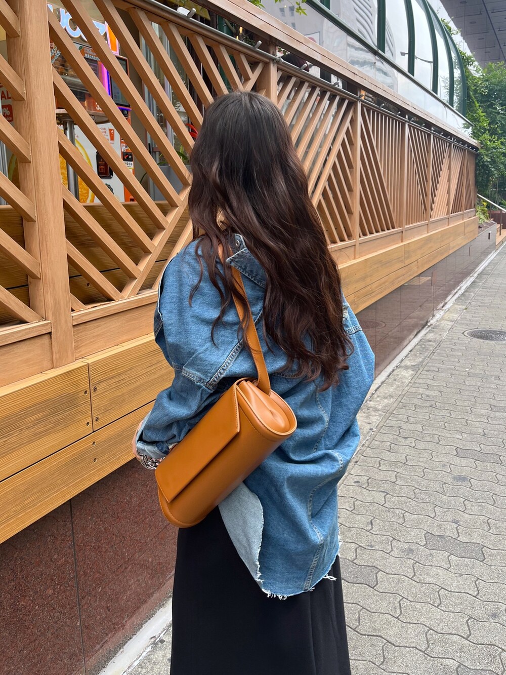 ブラック系のワンピース/ドレス、ブルー系のシャツ/ブラウス、シルバー系のパンプスを着用したレディースの夏コーディネートの5枚目の写真