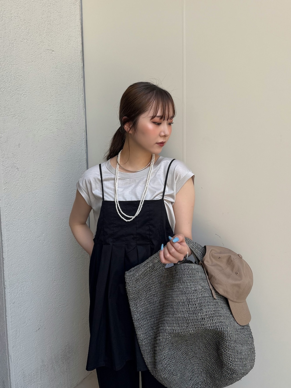 ブラック系のその他パンツ、ブラック系のサンダル、ベージュ系のTシャツ/カットソーを着用したレディースの夏コーディネートの2枚目の写真