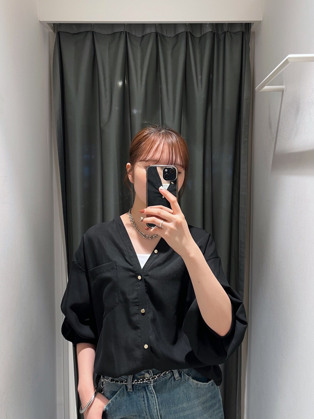 ブルー系のデニムパンツ、ブラック系のシャツ/ブラウス、ホワイト系のショルダーバッグを着用したレディースの夏コーディネートの6枚目の写真