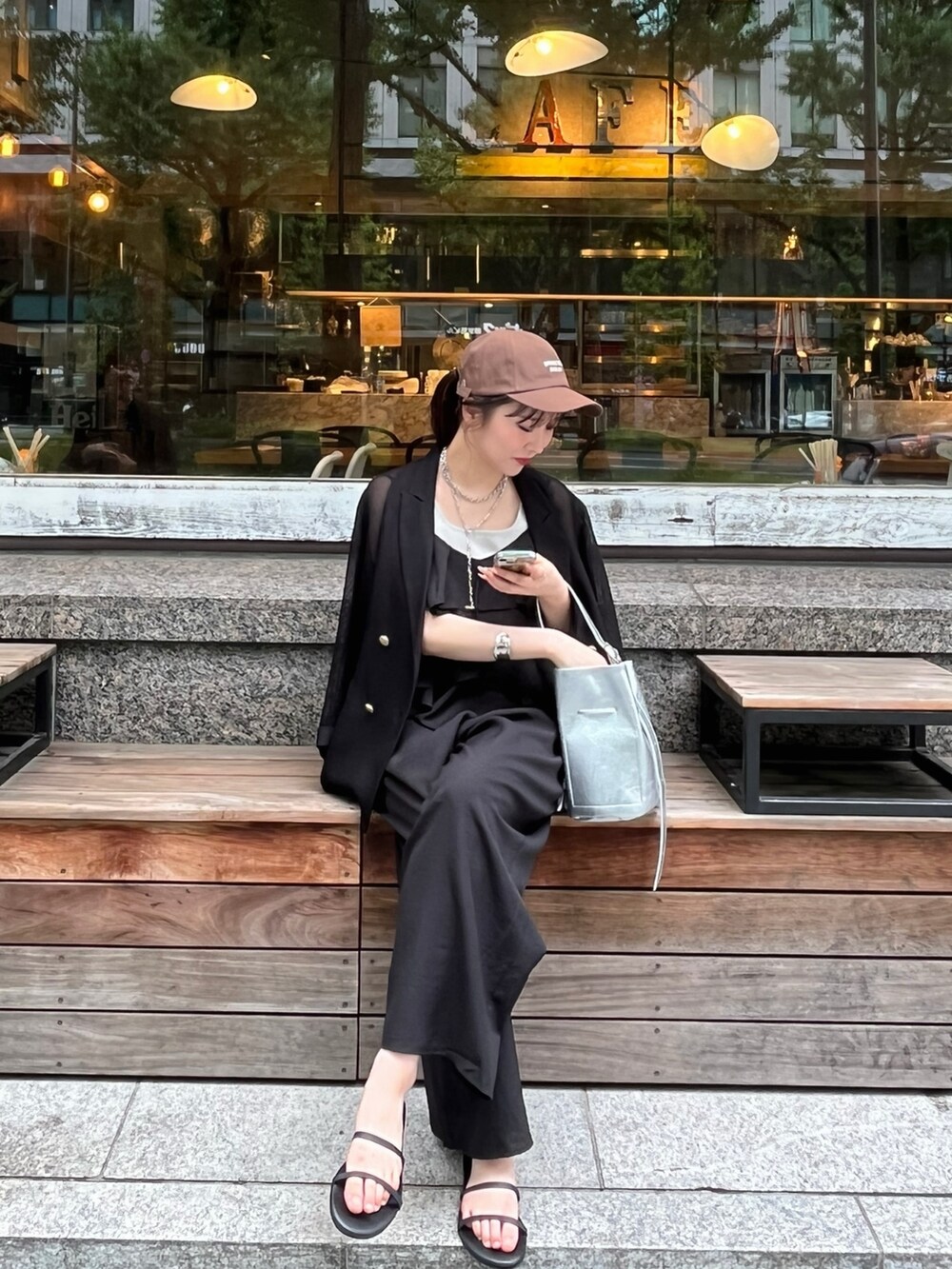 ブラック系のテーラードジャケット、グレー系のタンクトップ、ブラック系のつなぎ/オールインワンを着用したレディースの夏コーディネートの4枚目の写真