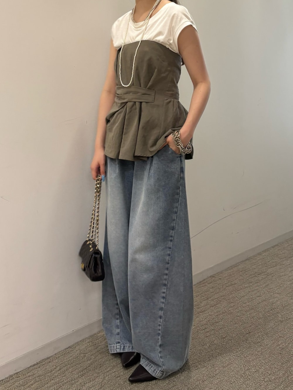 ホワイト系のTシャツ/カットソー、グリーン系のシャツ/ブラウス、ブルー系のデニムパンツを着用したレディースの夏コーディネートの3枚目の写真