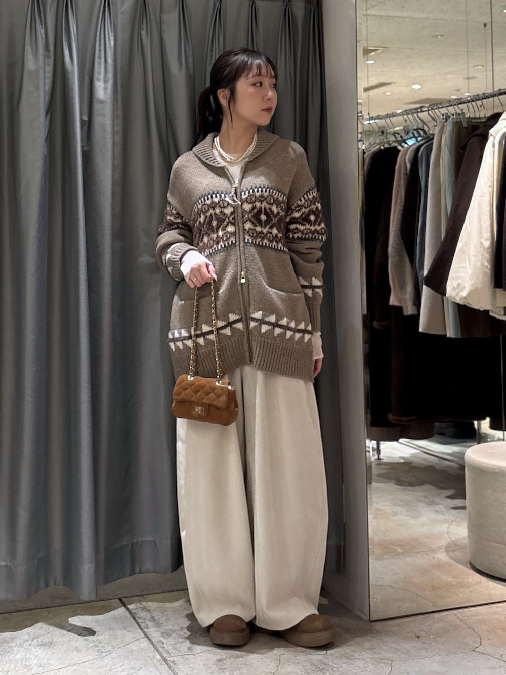 ホワイト系のその他パンツ、イエロー系のショルダーバッグ、ベージュ系のニット/セーターを着用したレディースの冬コーディネートの2枚目の写真