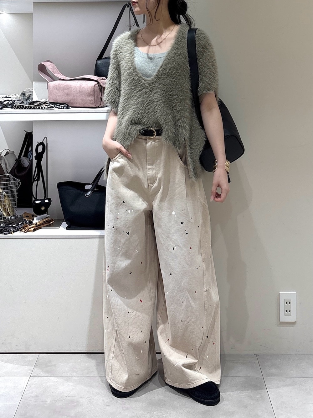 ブラック系のその他シューズ、ベージュ系のその他パンツ、ブラック系のショルダーバッグを着用したレディースの秋コーディネートの2枚目の写真
