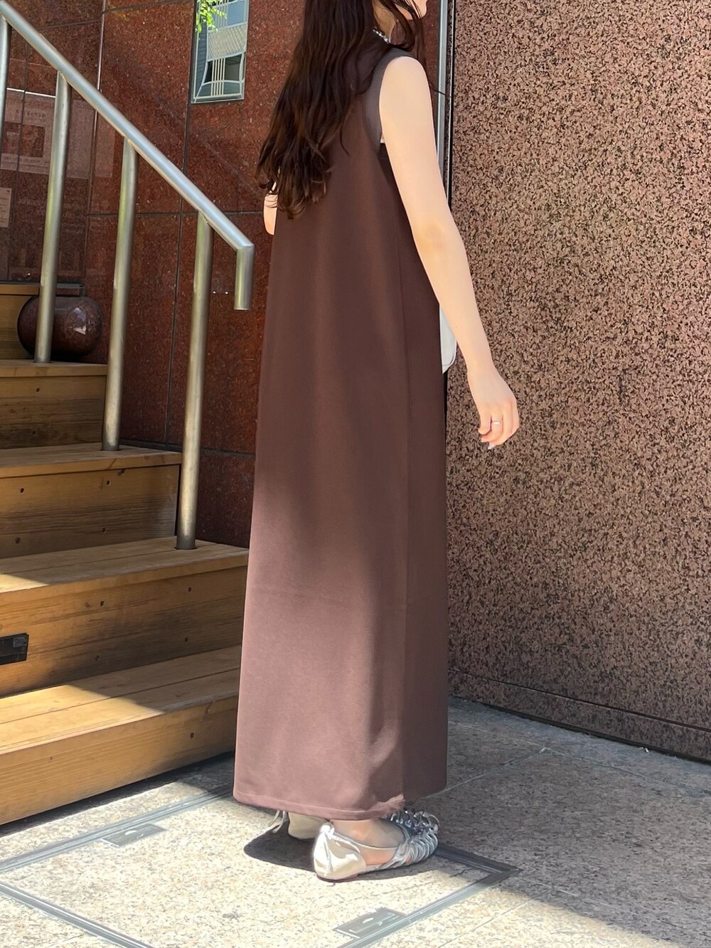 ブラウン系のワンピース、ホワイト系のシャツ/ブラウス、シルバー系のパンプスを着用したレディースの夏コーディネートの8枚目の写真