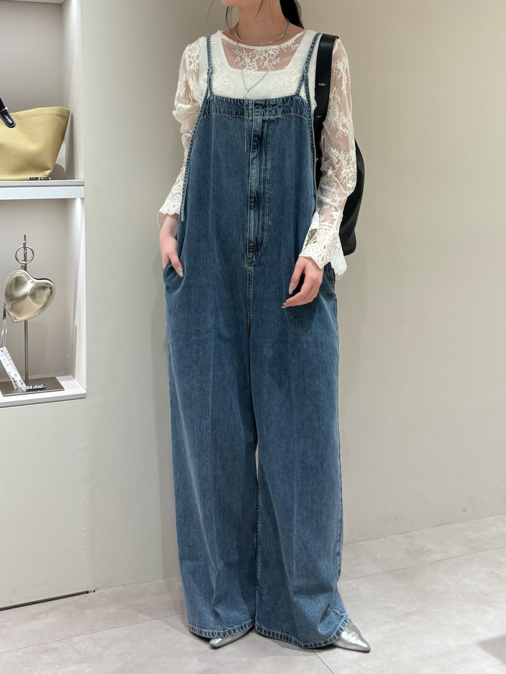 ブルー系のつなぎ/オールインワン、ブラック系のショルダーバッグ、ホワイト系のシャツ/ブラウスを着用したレディースの春コーディネートの2枚目の写真