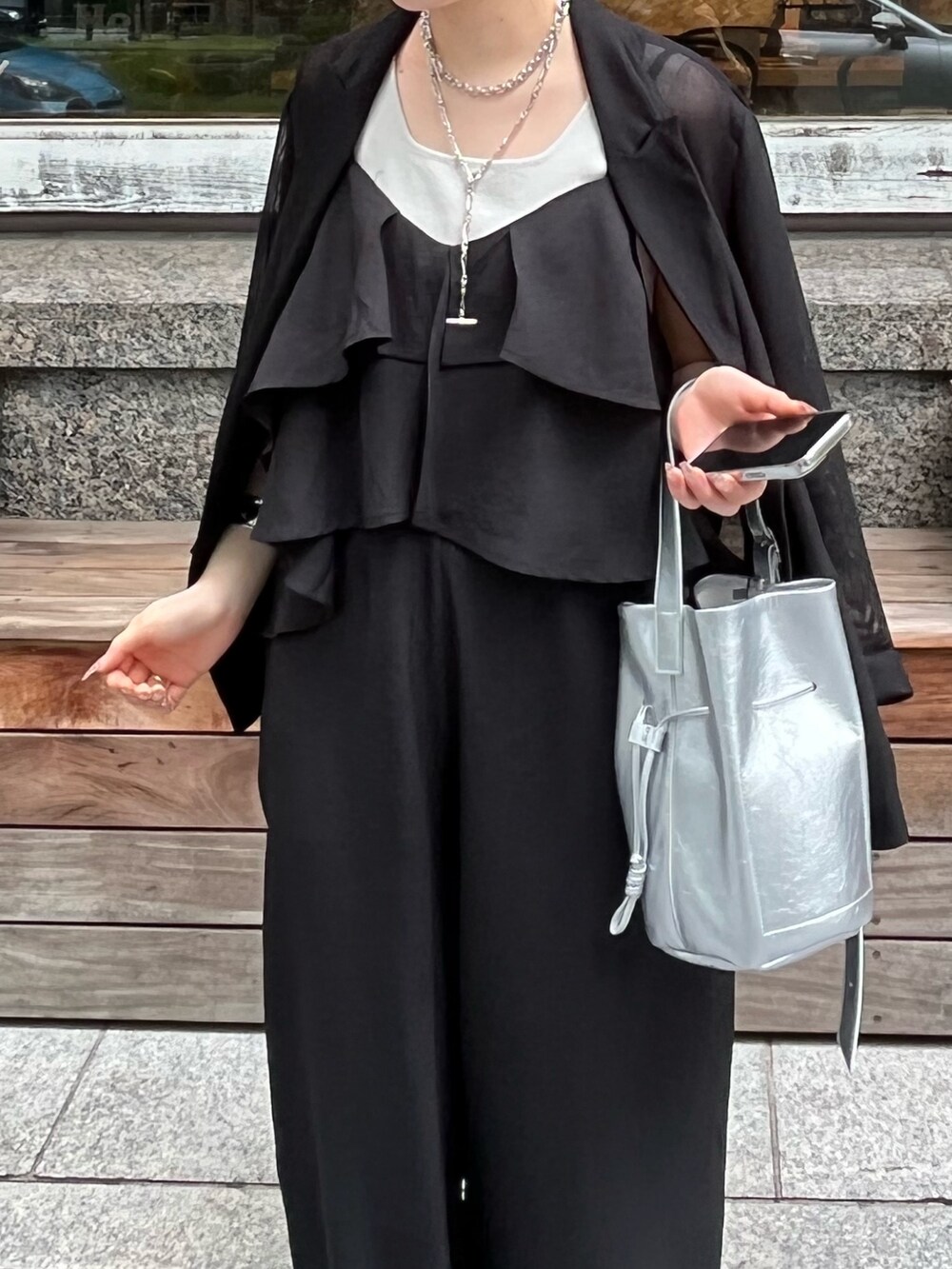 ブラック系のテーラードジャケット、グレー系のタンクトップ、ブラック系のつなぎ/オールインワンを着用したレディースの夏コーディネートの6枚目の写真