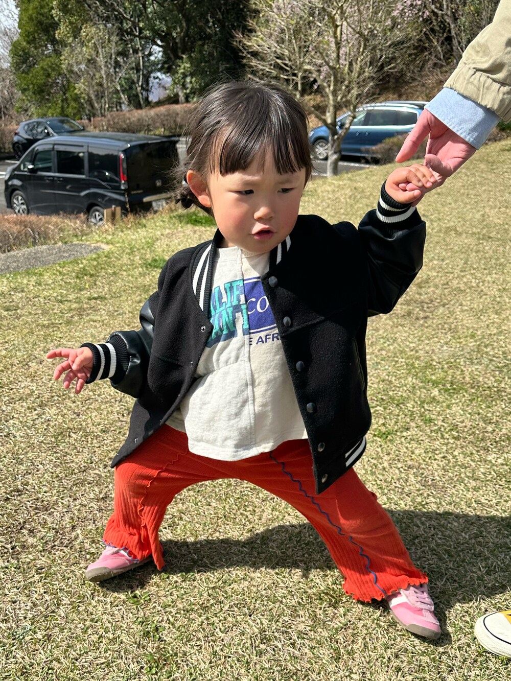 「春めき満開コーデ、春色、女の子、キッズファッション、キッズコーデ、フレアパンツ、スタジャン、スウェット」｜「LOWRYS FARMのウールライクスタジャン　116780（スタジャン、ブラック系）」を使った、chigiripanchan3442さん（キッズ・90cm）の春コーディネートの2枚目の写真