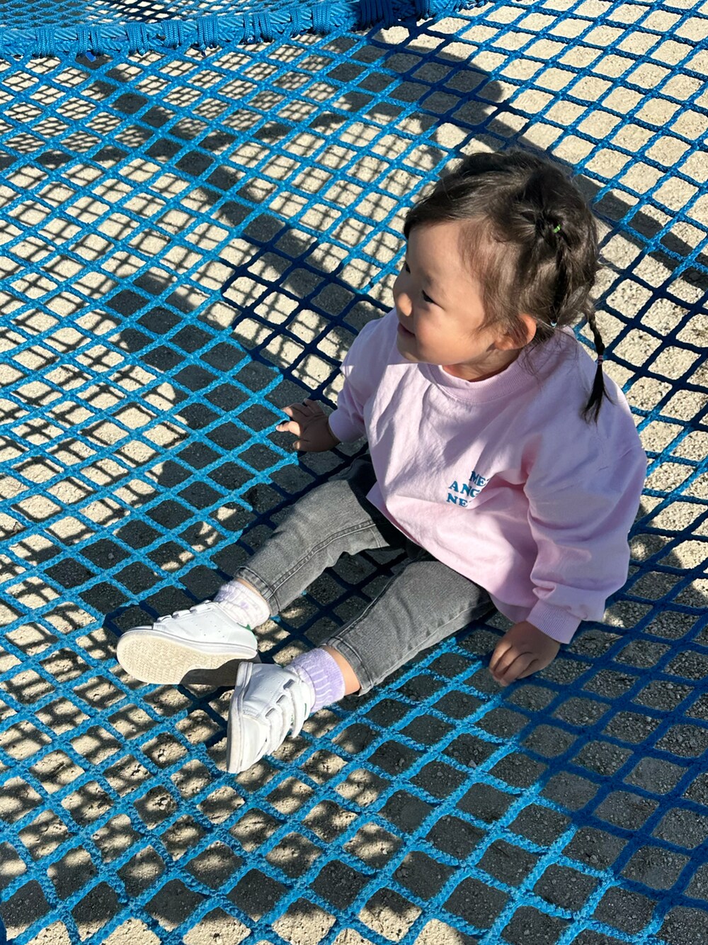 「ガーフィールド、キッズコーデ、秋コーデ、キッズファッション、公園」｜「LOWRYS FARMのＧＡＲＦＩＥＬＤロンＴ　 142365（Tシャツ/カットソー、ピンク系）」を使った、chigiripanchan3442さん（キッズ・90cm）の秋コーディネートの2枚目の写真