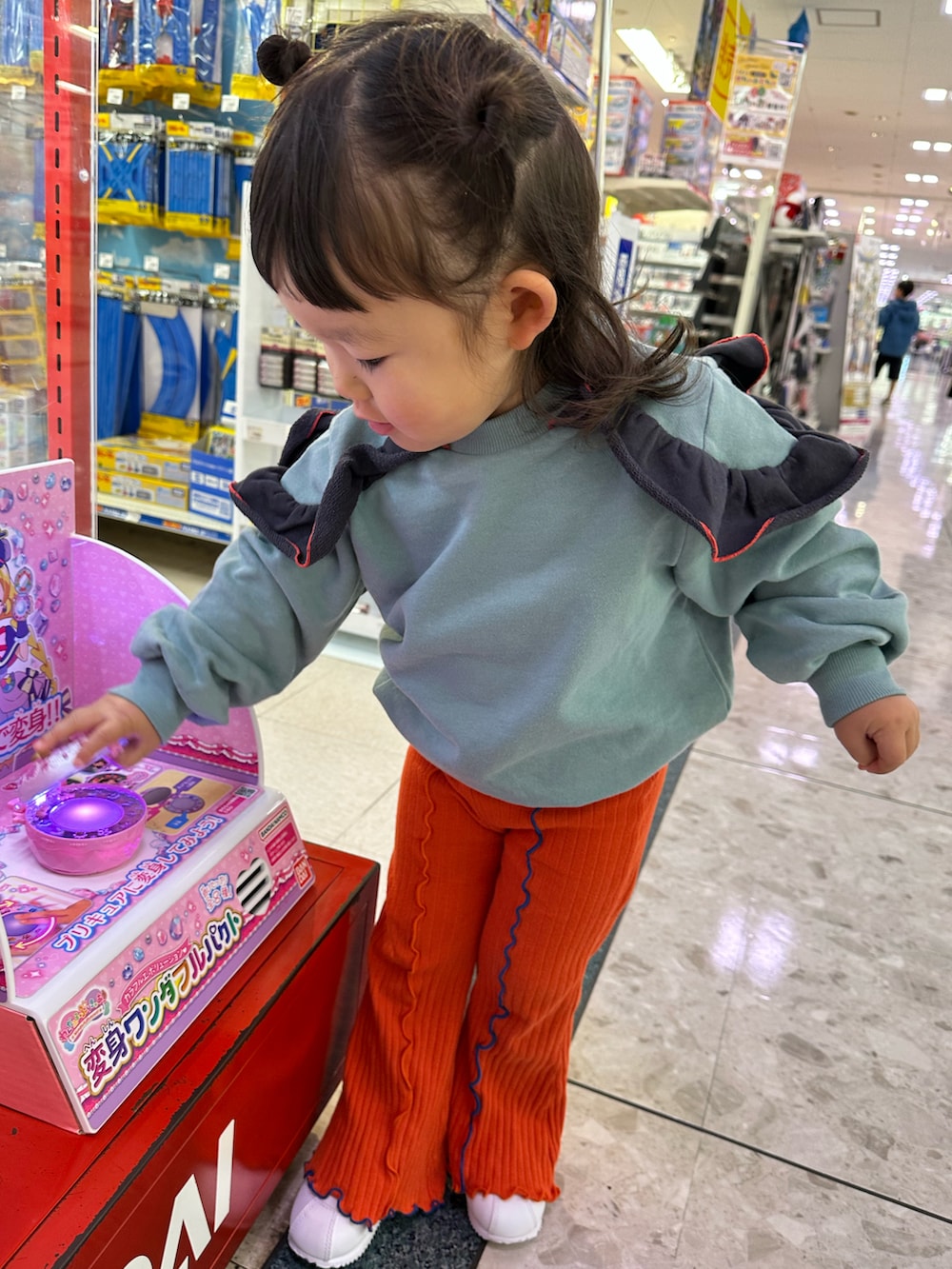 「冬コーデ、クリスマスに着たい服、クリスマス、NIKE、キッズコーデ、女の子」｜「Life Support Productsのウラケフリルメロースウェット（スウェット、ブルー系）」を使った、chigiripanchan3442さん（キッズ・90cm）の冬コーディネートの2枚目の写真