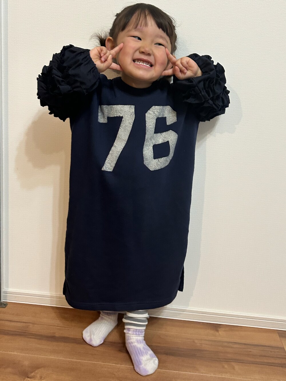 「真冬のあったかスタイル、女の子、ワンピース、スウェットワンピース」｜「GO TO HOLLYWOODのGO TO HOLLYWOOD / 袖フリル ワンピース 2024FW（100～150cm）（ワンピース、ブルー系）」を使った、chigiripanchan3442さん（キッズ・90cm）の冬コーディネートの2枚目の写真