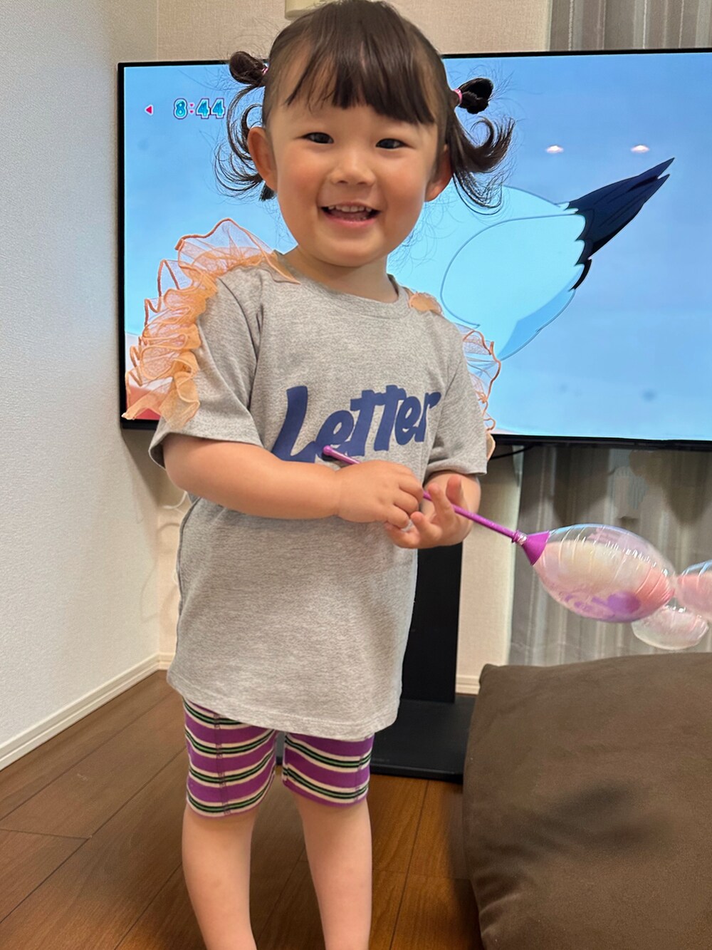 「キッズファッション、休日スタイル、春夏コーデ、ハーフパンツ、女の子コーデ、チュールトップス、サイクルパンツ、LOWRYS FARM」｜「MARKEY'SのチュールショルダーフリルＴシャツ（Tシャツ/カットソー、グレー系）」を使った、chigiripanchan3442さん（キッズ・90cm）の春コーディネートの2枚目の写真