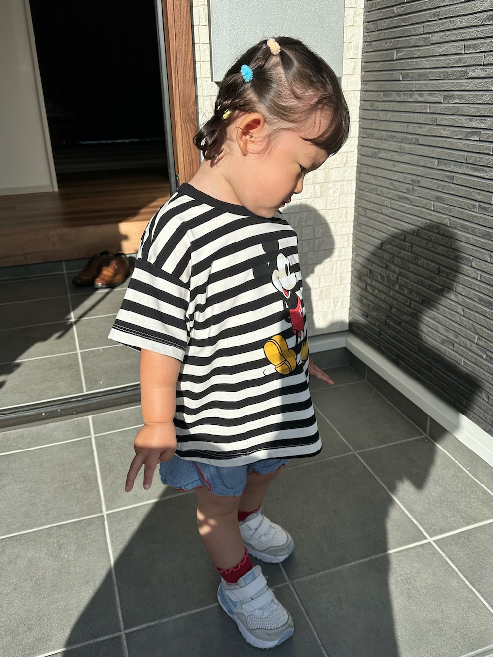 「ボーダー、夏コーデ、保育園コーデ、ミッキー」｜「Disneyの【Disney】ミッキーマウス/ボーダーTシャツ（80～150cm）（Tシャツ/カットソー、ブラック系）」を使った、chigiripanchan3442さん（キッズ・80cm）の夏コーディネートの2枚目の写真