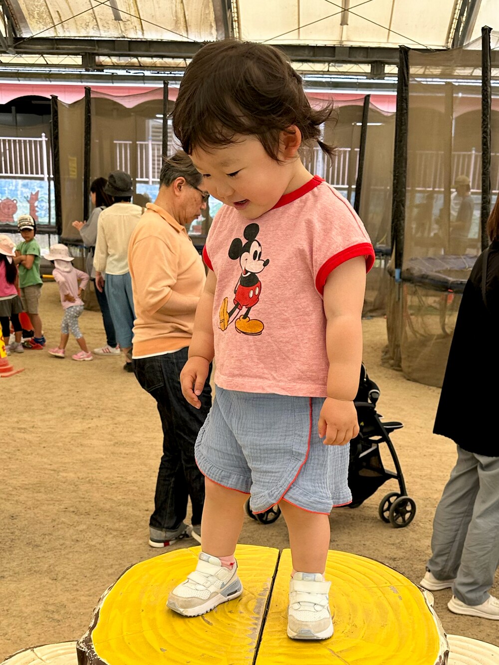 「おでかけコーデ、キッズファッション、初夏コーデ、ミッキー、ミッキーT、キャップ、ショートパンツ」｜「CALMIAのWガーゼフリルキュロットパンツ（80～150cm）（その他パンツ、ブルー系）」を使った、chigiripanchan3442さん（キッズ・80cm）の春コーディネートの2枚目の写真