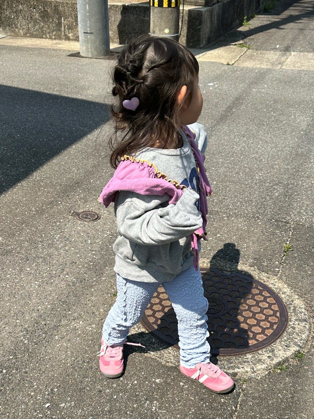 「春めき満開コーデ、春コーデ、キッズコーデ、女の子コーデ、春カラー、ピンク」｜「BIG FIELDのウラケフリルカラースウェット（スウェット、グレー系）」を使った、chigiripanchan3442さん（キッズ・90cm）の春コーディネートの2枚目の写真