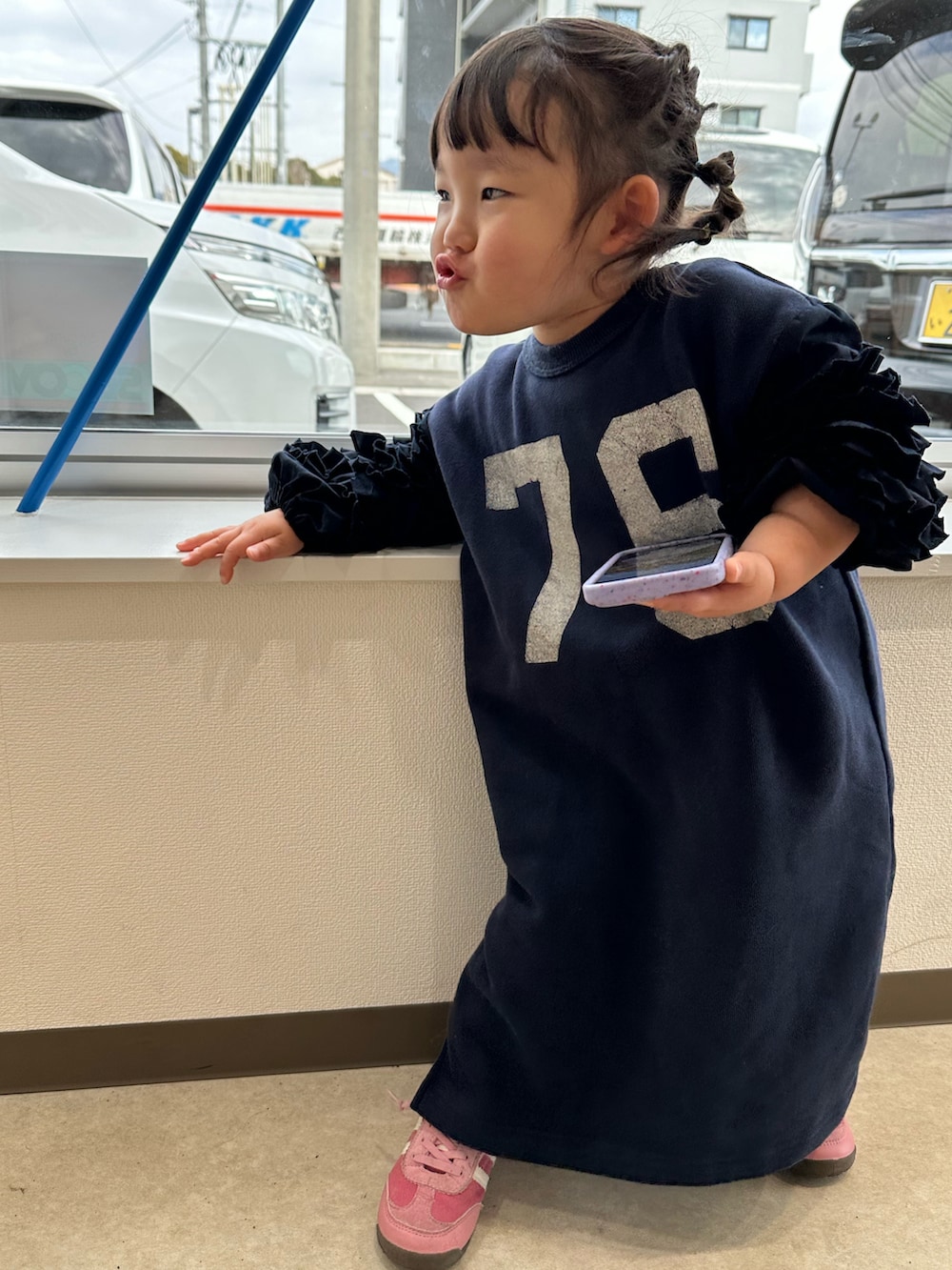 「真冬のあったかスタイル、女の子、ワンピース、スウェットワンピース」｜「GO TO HOLLYWOODのGO TO HOLLYWOOD / 袖フリル ワンピース 2024FW（100～150cm）（ワンピース、ブルー系）」を使った、chigiripanchan3442さん（キッズ・90cm）の冬コーディネートの3枚目の写真