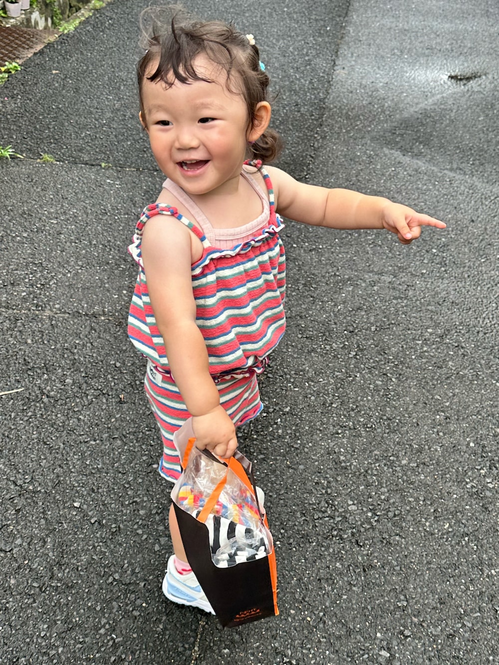 「さらっと晴れやかスナップ、夏コーデ、女の子コーデ、セットアップ、お出かけスタイル、キッズ」｜「HOGAN RANCH WEARのパイルボーダーキャミトップス（kids/XS～L）（キャミソール、ピンク系）」を使った、chigiripanchan3442さん（キッズ・80cm）の夏コーディネートの2枚目の写真