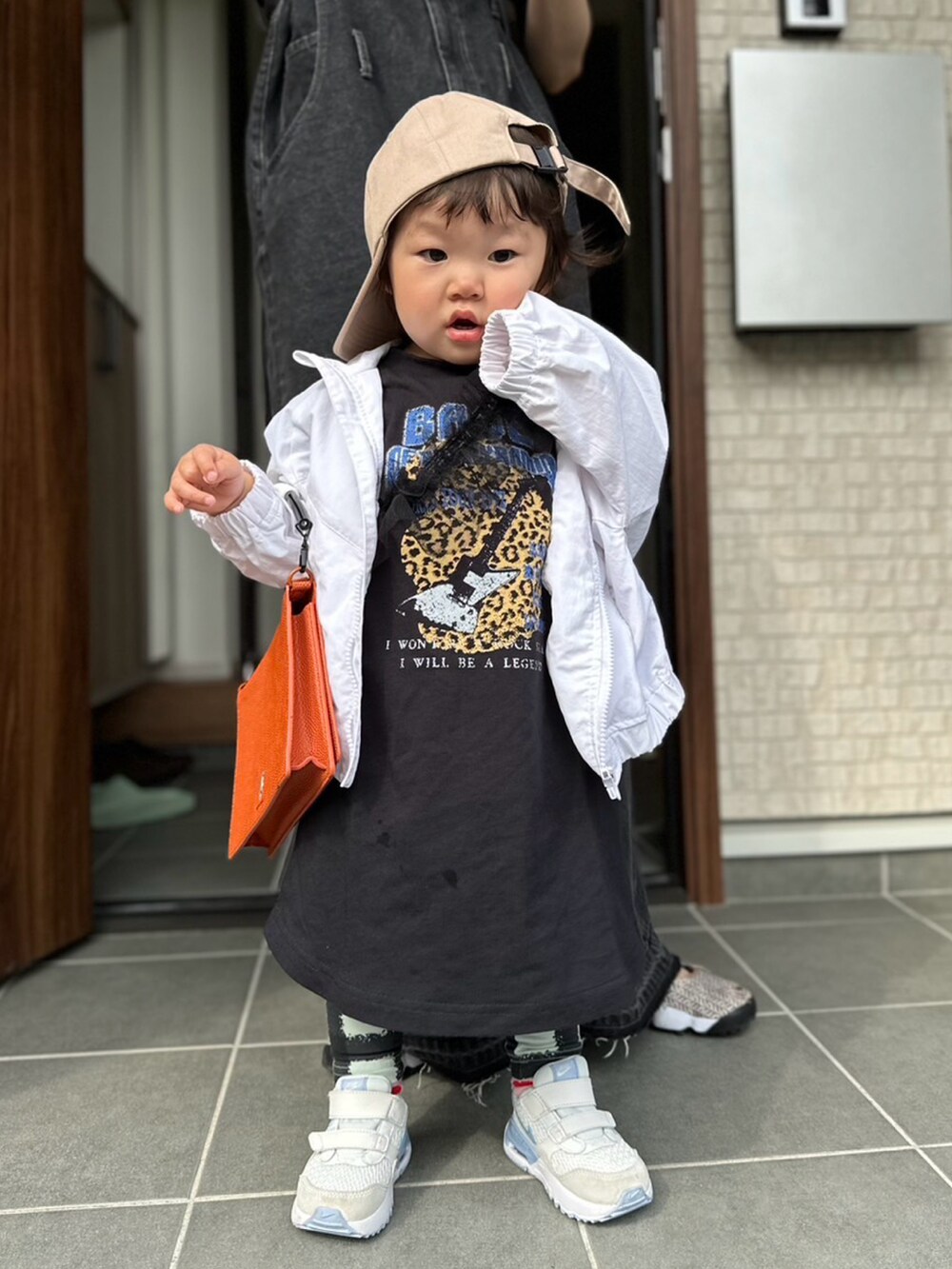 「ミッキー、キャップ、ワンピース、キッズファッション、お出かけコーデ、女の子、女の子ベビー」｜「Birthdayのアイテム（ナイロンジャケット、ホワイト系）」を使った、chigiripanchan3442さん（キッズ・80cm）の春コーディネートの2枚目の写真
