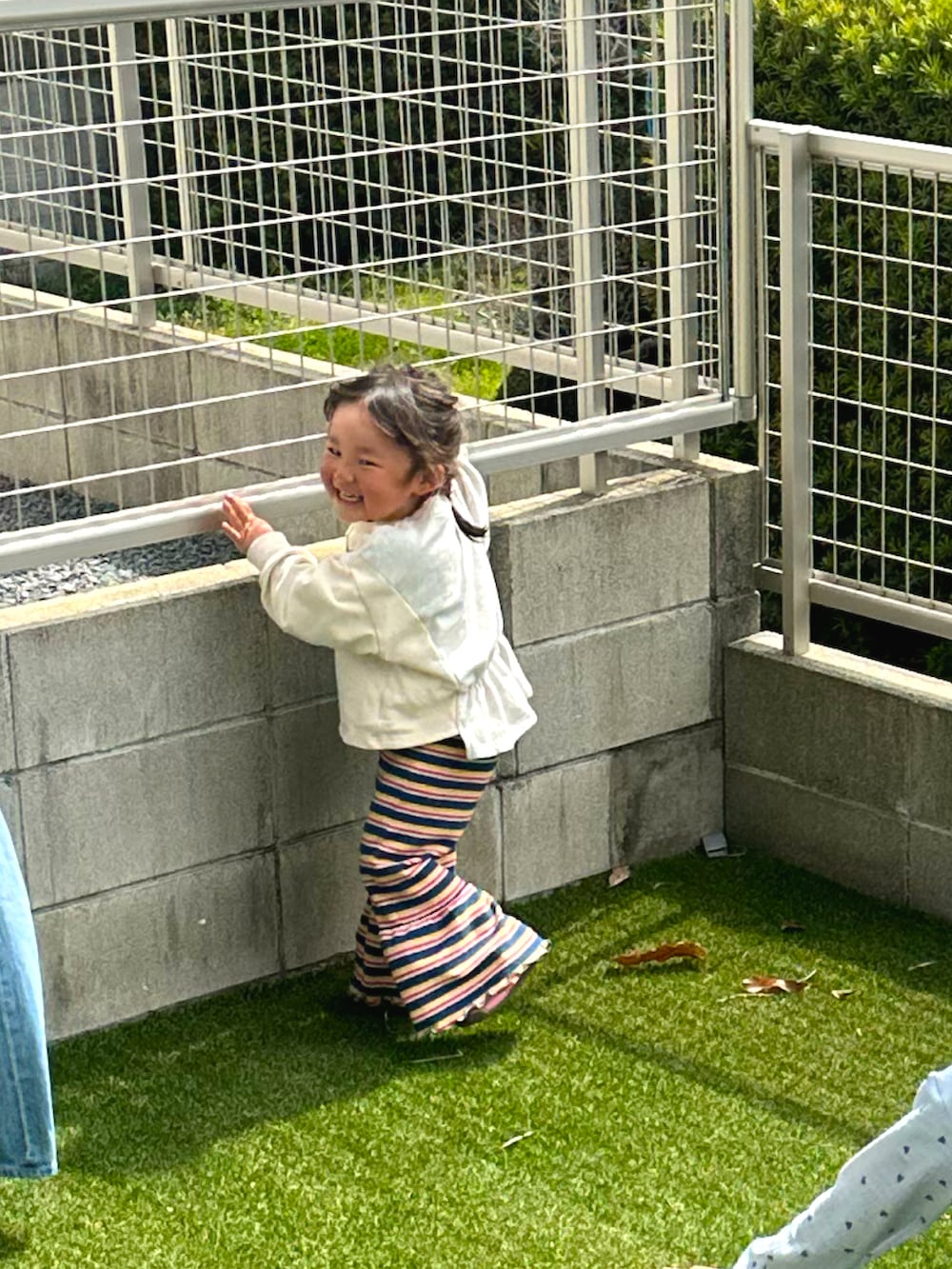 「春めき満開コーデ、春色、休日スタイル、女の子、ワイドパンツ、スウェット」｜「BIG FIELDのナガソデリメイクスウェット（スウェット、ホワイト系）」を使った、chigiripanchan3442さん（キッズ・90cm）の春コーディネートの2枚目の写真