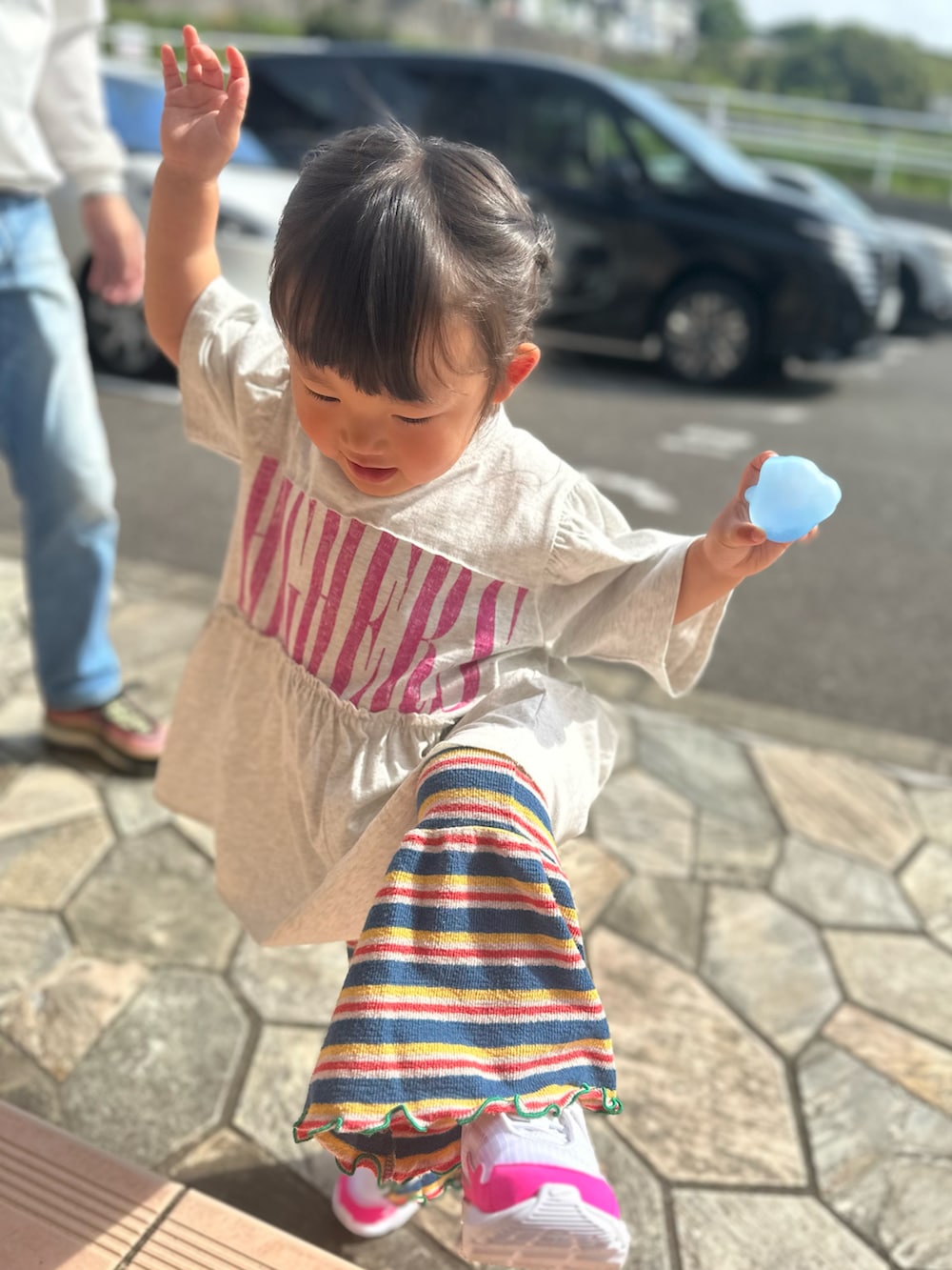 「NIKE、チャオパニックティピー(CIAOPANIC TYPY)、ワイドパンツ、キッズファッション、春夏コーデ、女の子コーデ、おでかけコーデ」｜「CIAOPANIC TYPYの【KIDS】かすれロゴパフスリーブミニワンピ（ワンピース、グレー系）」を使った、chigiripanchan3442さん（キッズ・90cm）の春コーディネートの2枚目の写真