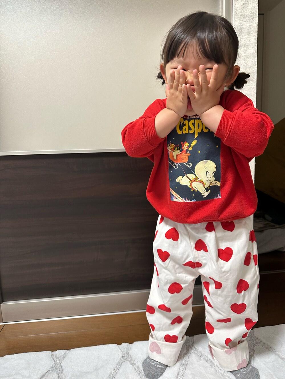 「春色、春コーデ、赤、春のNewスタイル、スウェット、キッズファッション、春色コーデ、保育園コーデ、ハート」｜「MARKEY'Sの【Casper/キャスパー】別注トレーナー（80～140cm）（スウェット、レッド系）」を使った、chigiripanchan3442さん（キッズ・90cm）の春コーディネートの3枚目の写真