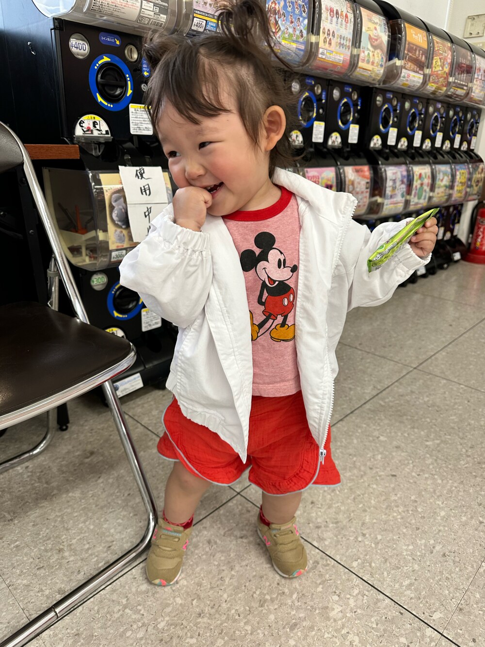 「女の子コーデ、春色、お出かけコーデ、春コーデ、キッズファッション、1歳」｜「Disneyの【Disney】ミッキーマウス/リンガーTシャツ（80～150cm）（Tシャツ/カットソー、レッド系）」を使った、chigiripanchan3442さん（キッズ・80cm）の春コーディネートの2枚目の写真