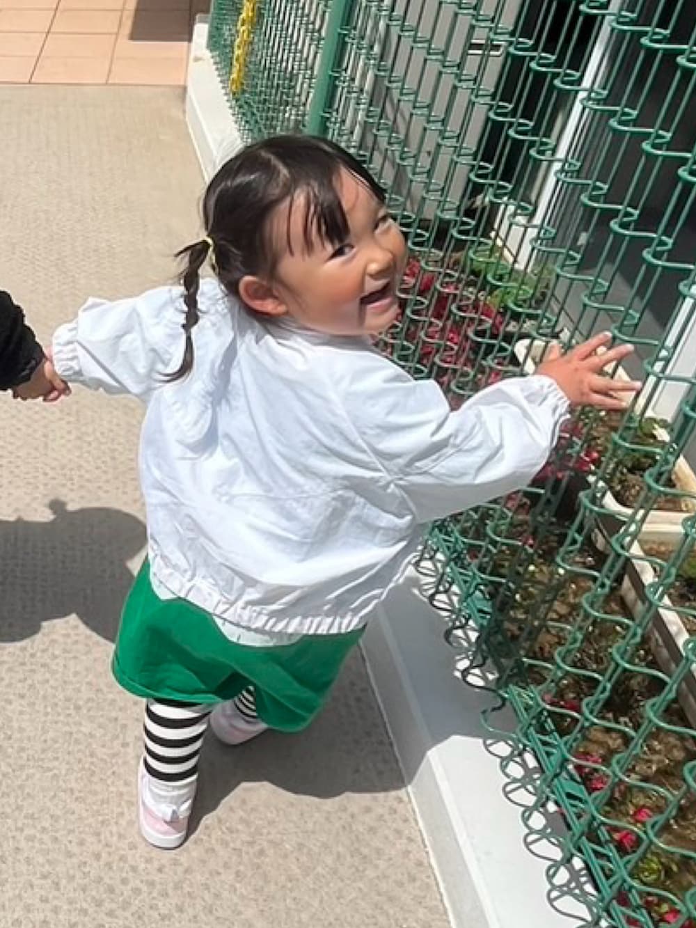 「春めき満開コーデ、キッズファッション、休日スタイル、公園コーデ、ナイキスニーカー、NIKE、LOWRYS FARM、ボーダー」｜「BREEZEのアイテム（スウェット、グレー系）」を使った、chigiripanchan3442さん（キッズ・90cm）の春コーディネートの2枚目の写真