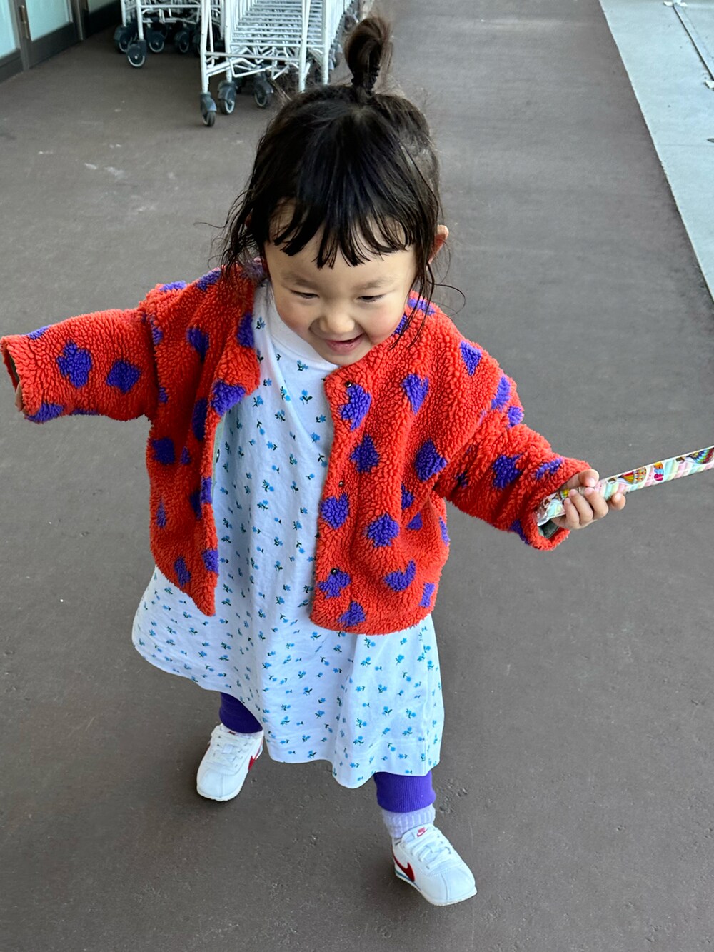 「春色、今日のコーデ、女の子、ファージャケット、NIKE、キッズコーデ」｜「LOWRYS FARMのＵＳＡソデフリルワンピース　148563（ワンピース、ブルー系）」を使った、chigiripanchan3442さん（キッズ・90cm）の冬コーディネートの2枚目の写真