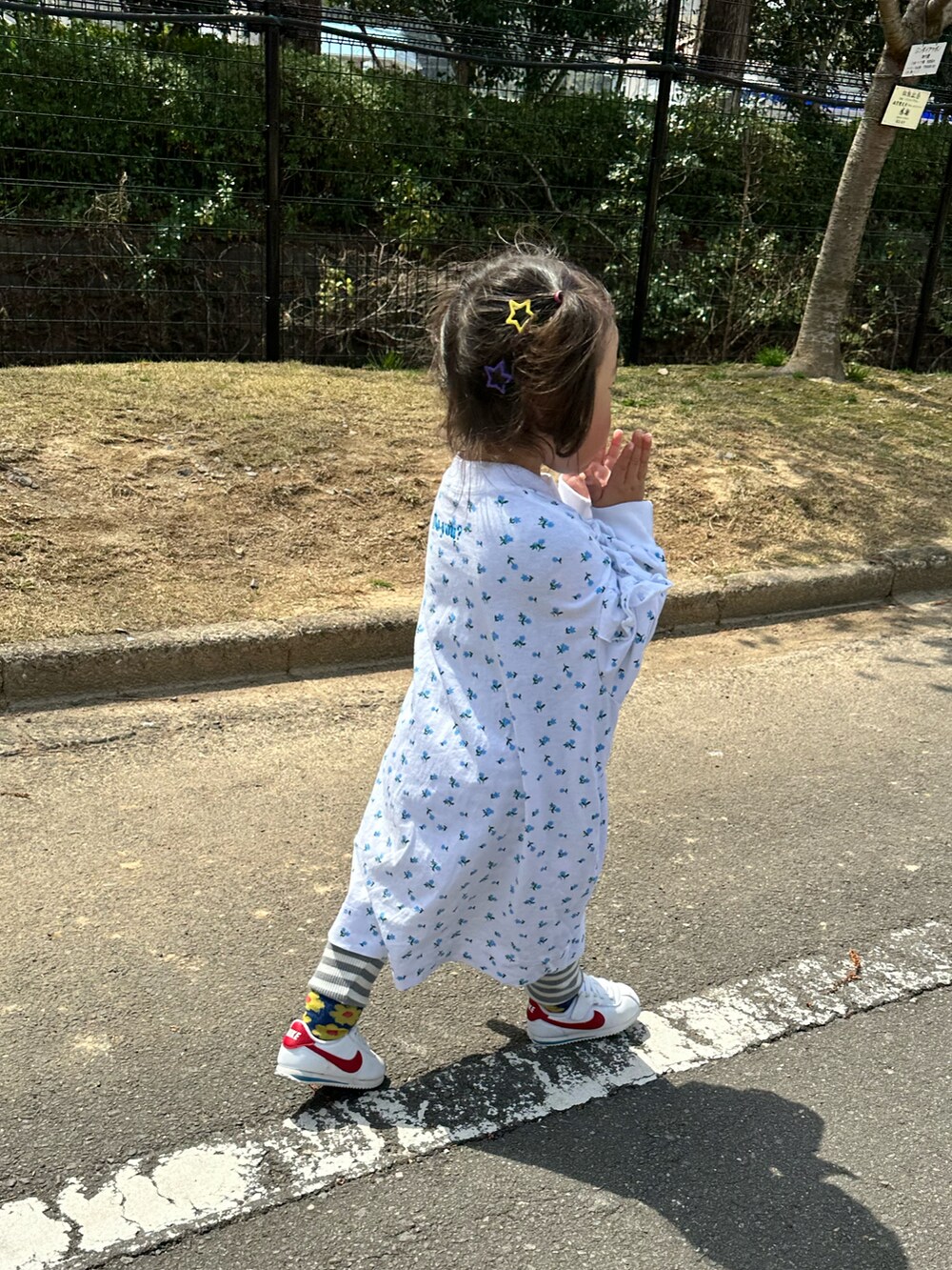 「春めき満開コーデ、春コーデ、キッズコーデ、キッズファッション、春色、女の子、おでかけコーデ、ボーダー、NIKE、ワンピース、お花見コーデ、ローリーズファーム(LOWRYS FARM)、LOWRYS FARM」｜「LOWRYS FARMのＵＳＡソデフリルワンピース　148563（ワンピース、ブルー系）」を使った、chigiripanchan3442さん（キッズ・90cm）の春コーディネートの3枚目の写真