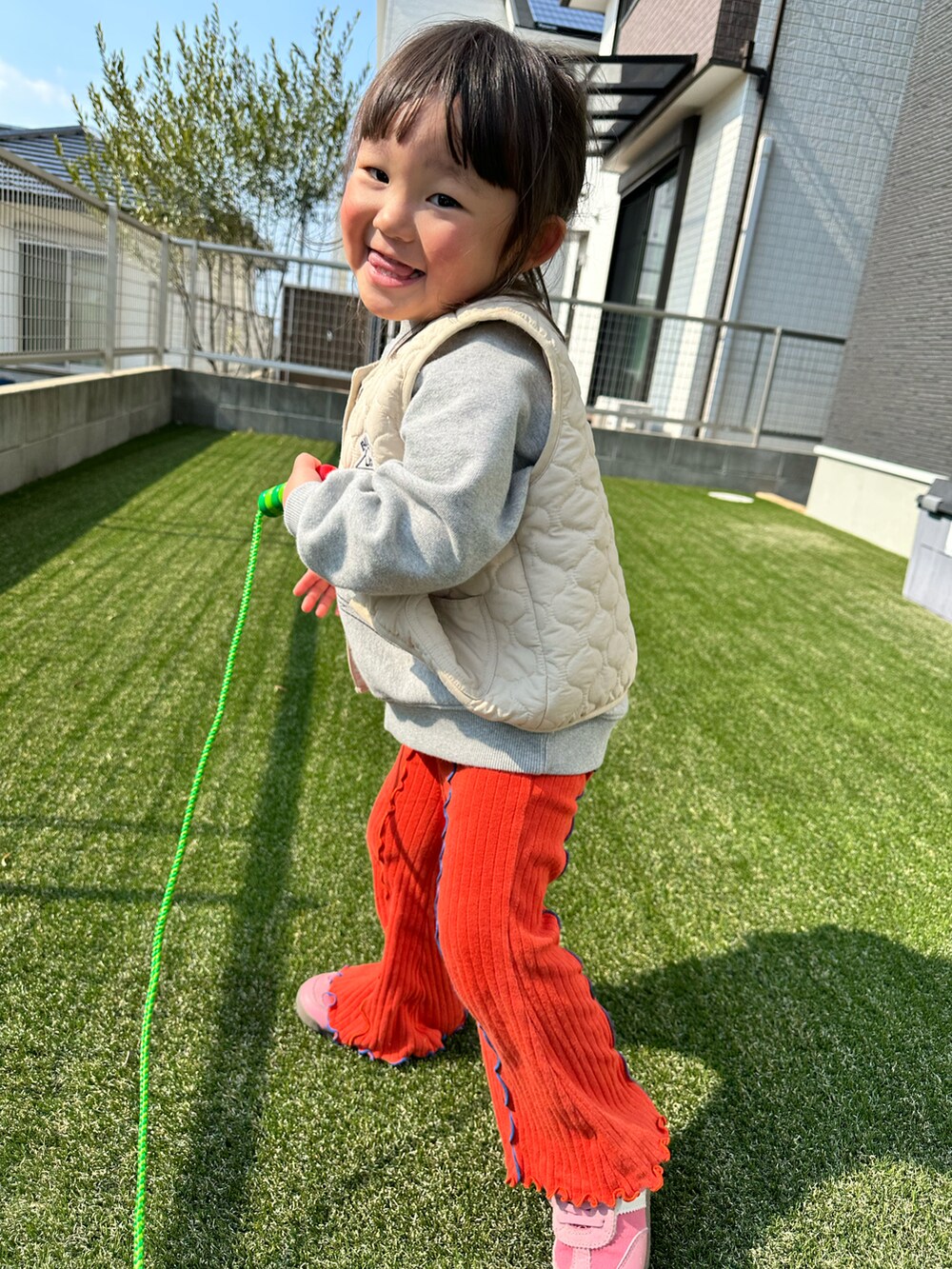 「春めき満開コーデ、春コーデ、キッズコーデ、キッズファッション、スウェットコーデ、スニーカー、春色、フレアパンツ」｜「Leeのアイテム（その他アウター、ホワイト系）」を使った、chigiripanchan3442さん（キッズ・90cm）の春コーディネートの2枚目の写真