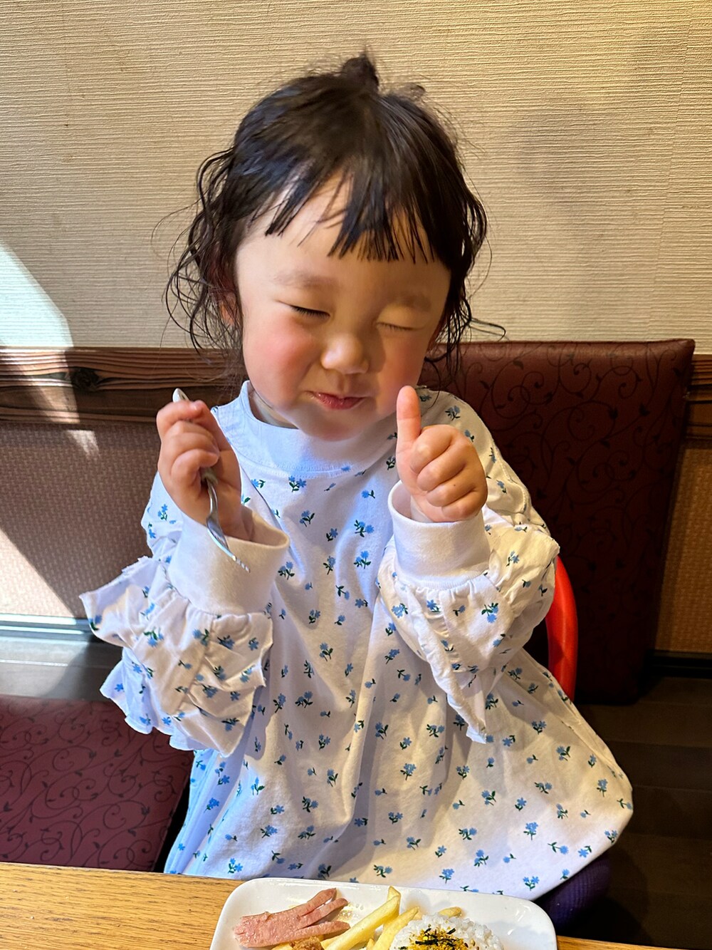 「春色、今日のコーデ、女の子、ファージャケット、NIKE、キッズコーデ」｜「LOWRYS FARMのＵＳＡソデフリルワンピース　148563（ワンピース、ブルー系）」を使った、chigiripanchan3442さん（キッズ・90cm）の冬コーディネートの3枚目の写真