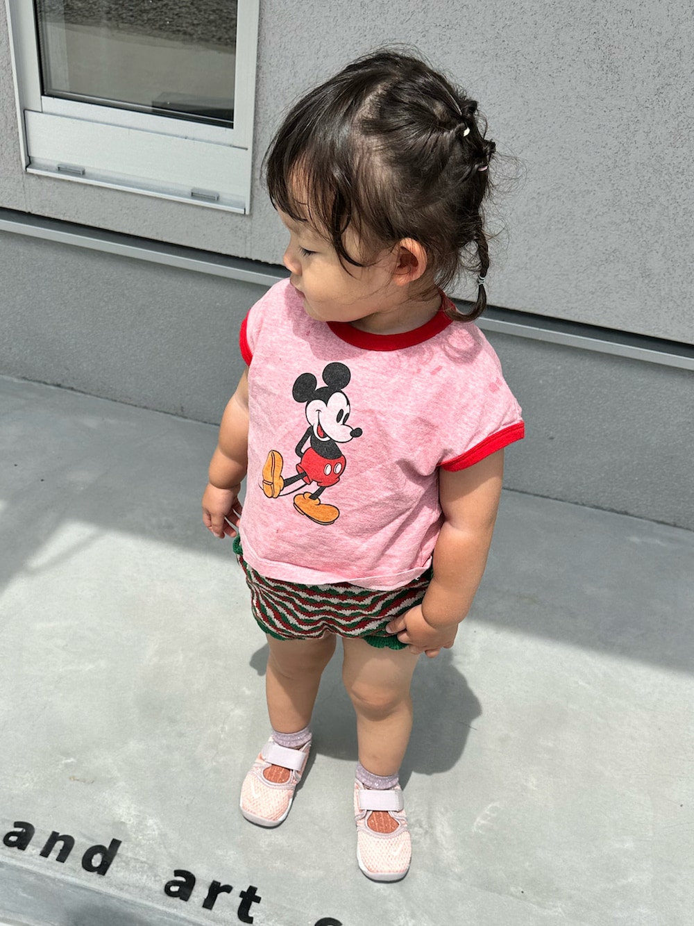 「アツいコーデ全部見せ、夏コーデ、休日スタイル、キッズコーデ、ミッキー、リンガーTシャツ、ニットパンツ」｜「Disneyの【Disney】ミッキーマウス/リンガーTシャツ（80～150cm）（Tシャツ/カットソー、レッド系）」を使った、chigiripanchan3442さん（キッズ・80cm）の夏コーディネートの2枚目の写真