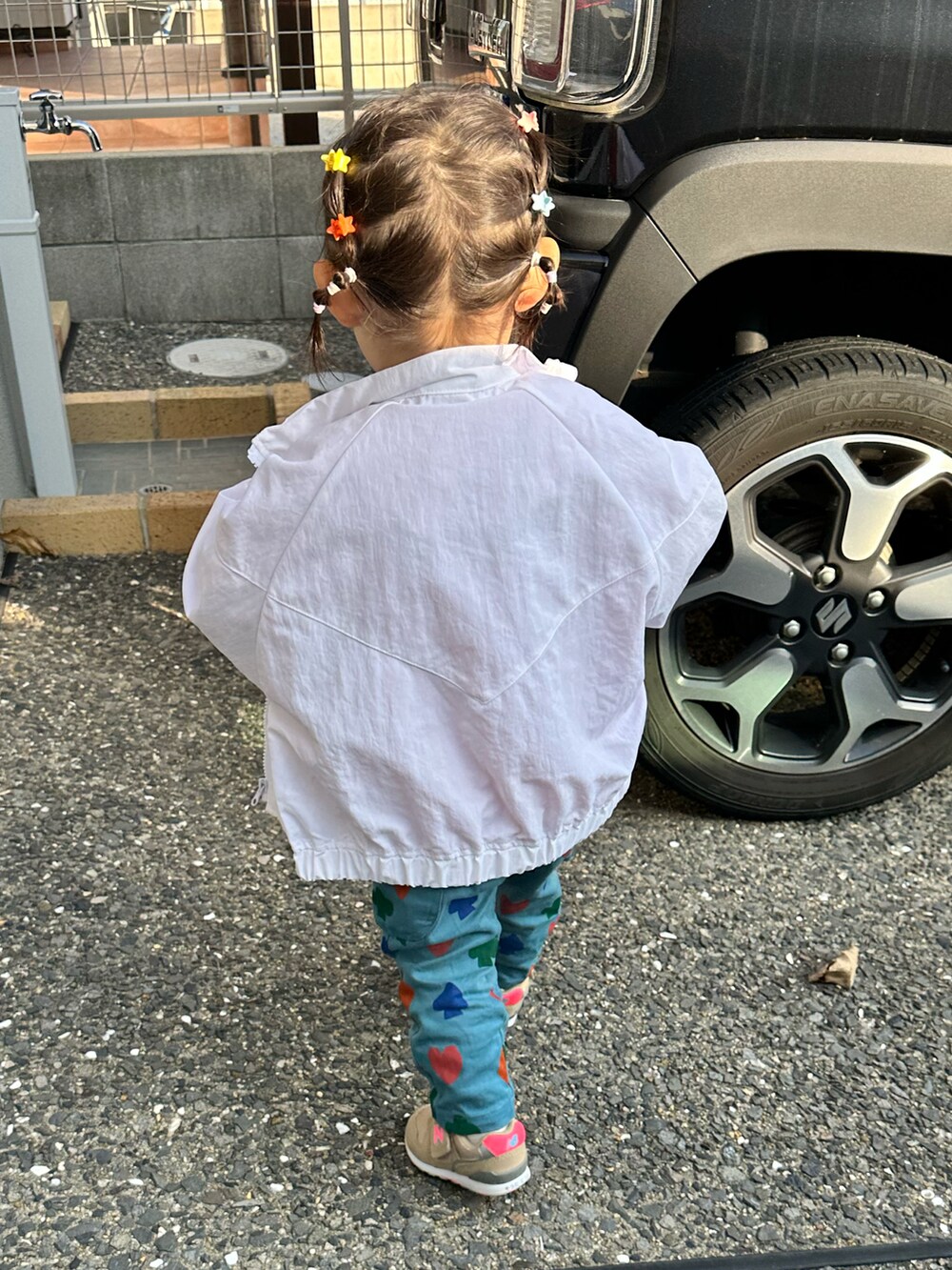「春のNewスタイル、ジャケットスタイル、女の子、保育園コーデ、1歳」｜「HOGAN RANCH WEARのツイルビッグポケットパンツ（80～150cm）（その他パンツ、ブルー系）」を使った、chigiripanchan3442さん（キッズ・80cm）の春コーディネートの3枚目の写真