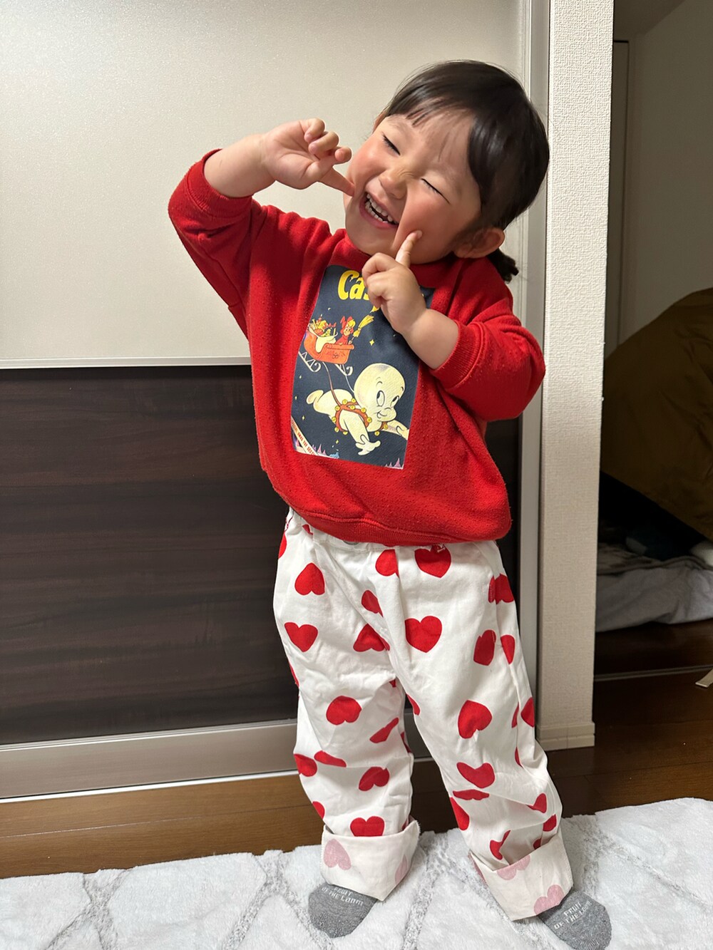 「春色、春コーデ、赤、春のNewスタイル、スウェット、キッズファッション、春色コーデ、保育園コーデ、ハート」｜「MARKEY'Sの【Casper/キャスパー】別注トレーナー（80～140cm）（スウェット、レッド系）」を使った、chigiripanchan3442さん（キッズ・90cm）の春コーディネートの2枚目の写真