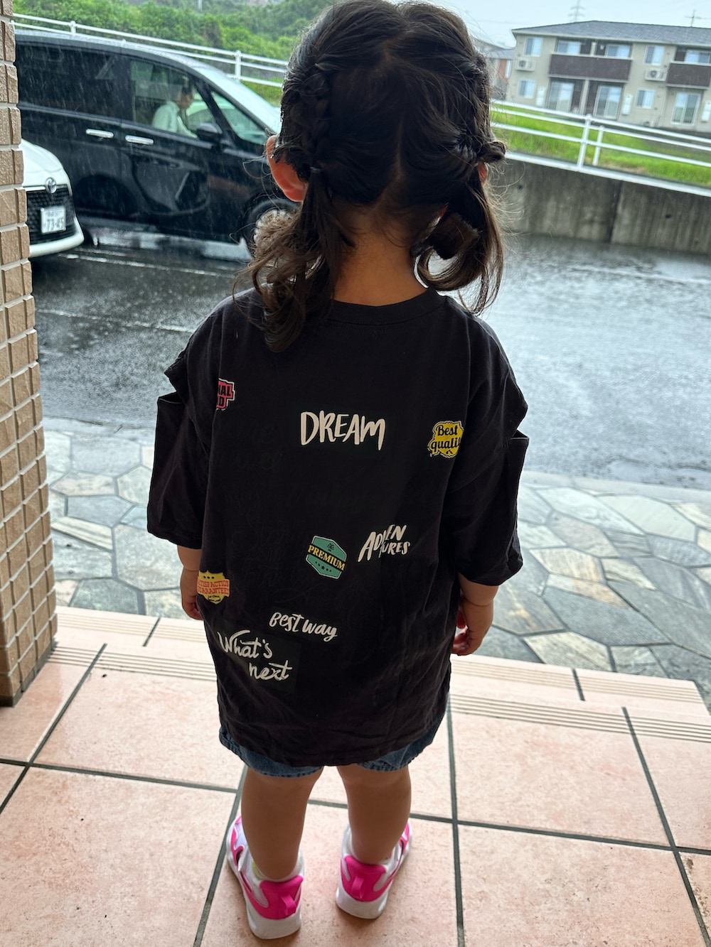 「女の子コーデ、ハーフパンツ、Tシャツ、Tシャツ×デニム、保育園コーデ」｜「ZI-ONのオーバーサイズ 肩あき半袖Tシャツ（Tシャツ/カットソー、グレー系）」を使った、chigiripanchan3442さん（キッズ・90cm）の春コーディネートの2枚目の写真