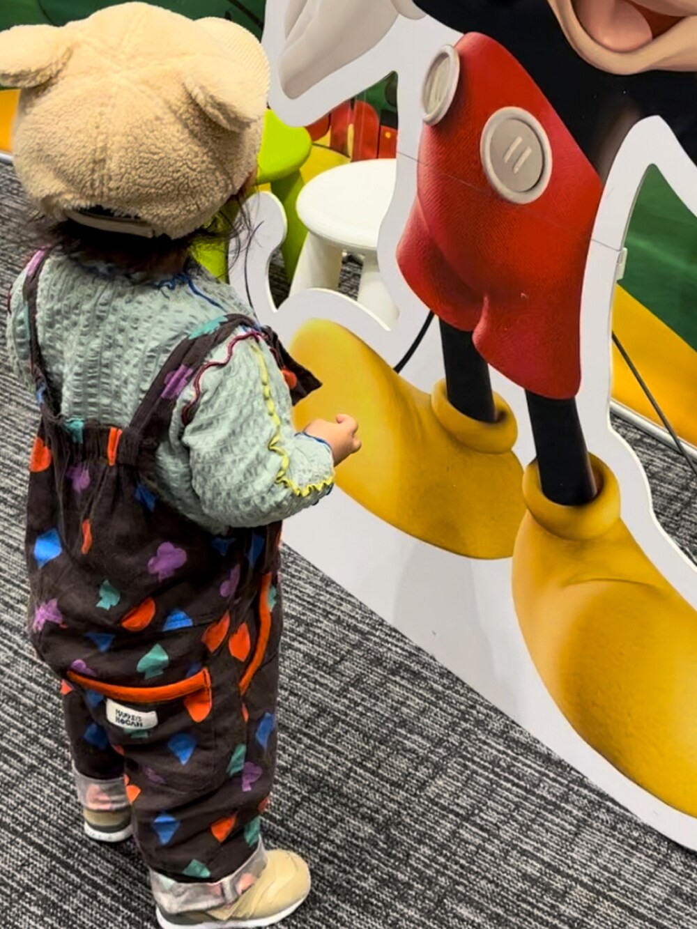 「春のNewスタイル、オーバーオール、HOGAN RANCH WEAR、女の子、1歳、サロペット」｜「HOGAN RANCH WEARのソウガラネルサロペット（90～130cm）（サロペット/オーバーオール、ブラック系）」を使った、chigiripanchan3442さん（キッズ・80cm）の春コーディネートの2枚目の写真