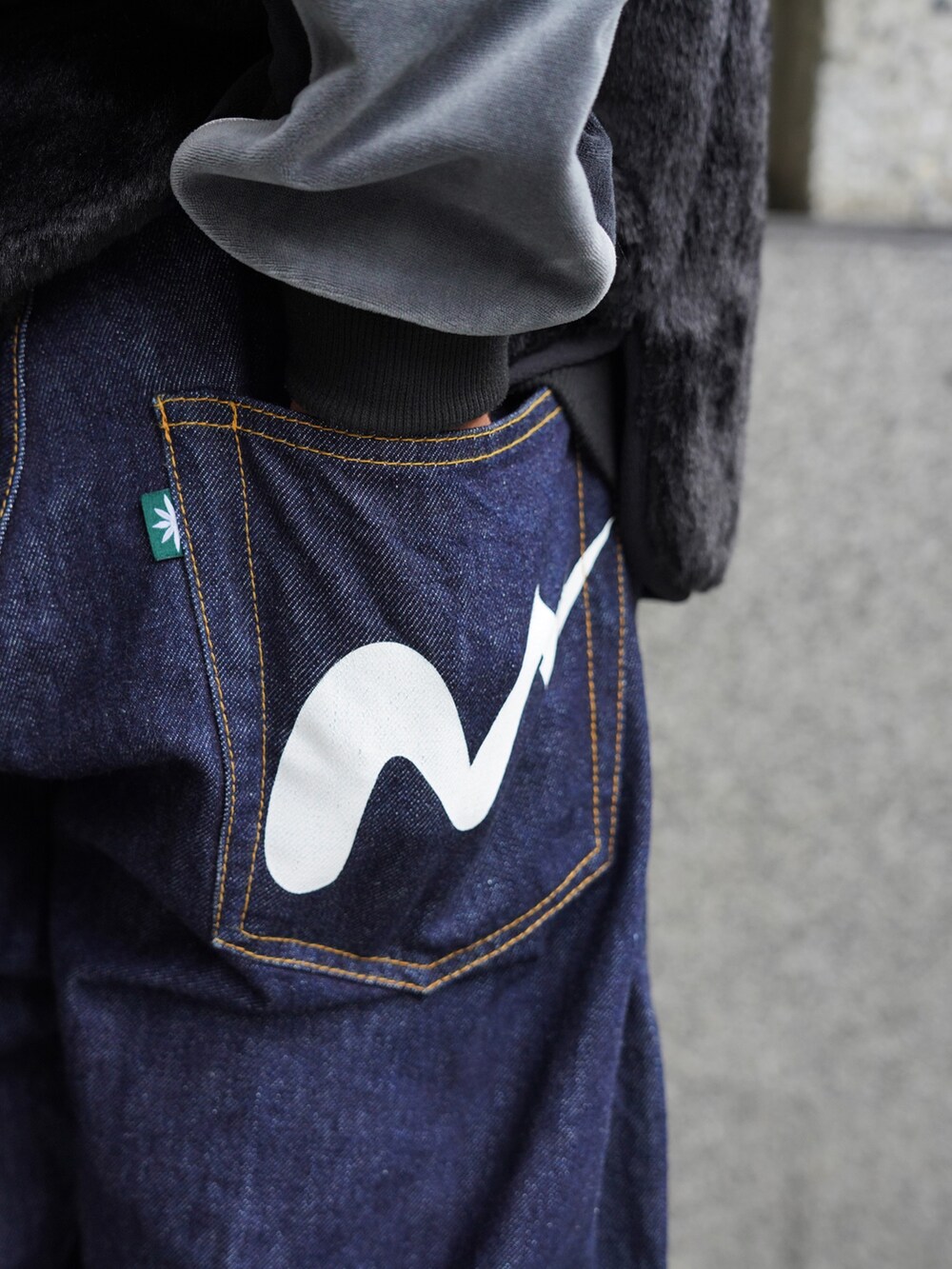「レザー、ベスト、ビスチェ、テーマパークコーデ、トラックパンツ、グレー、シャツ好き集まれ、古着MIX、adidas、秋っぽコーデ更新中」｜「MANASTASHのMANASTASH/マナスタッシュ/VELVET TRACK JACKET/ベルベットトラックジャケット（ブルゾン、ブラック系）」を使った、yusuke061019さん（メンズ・173cm）の秋コーディネートの8枚目の写真