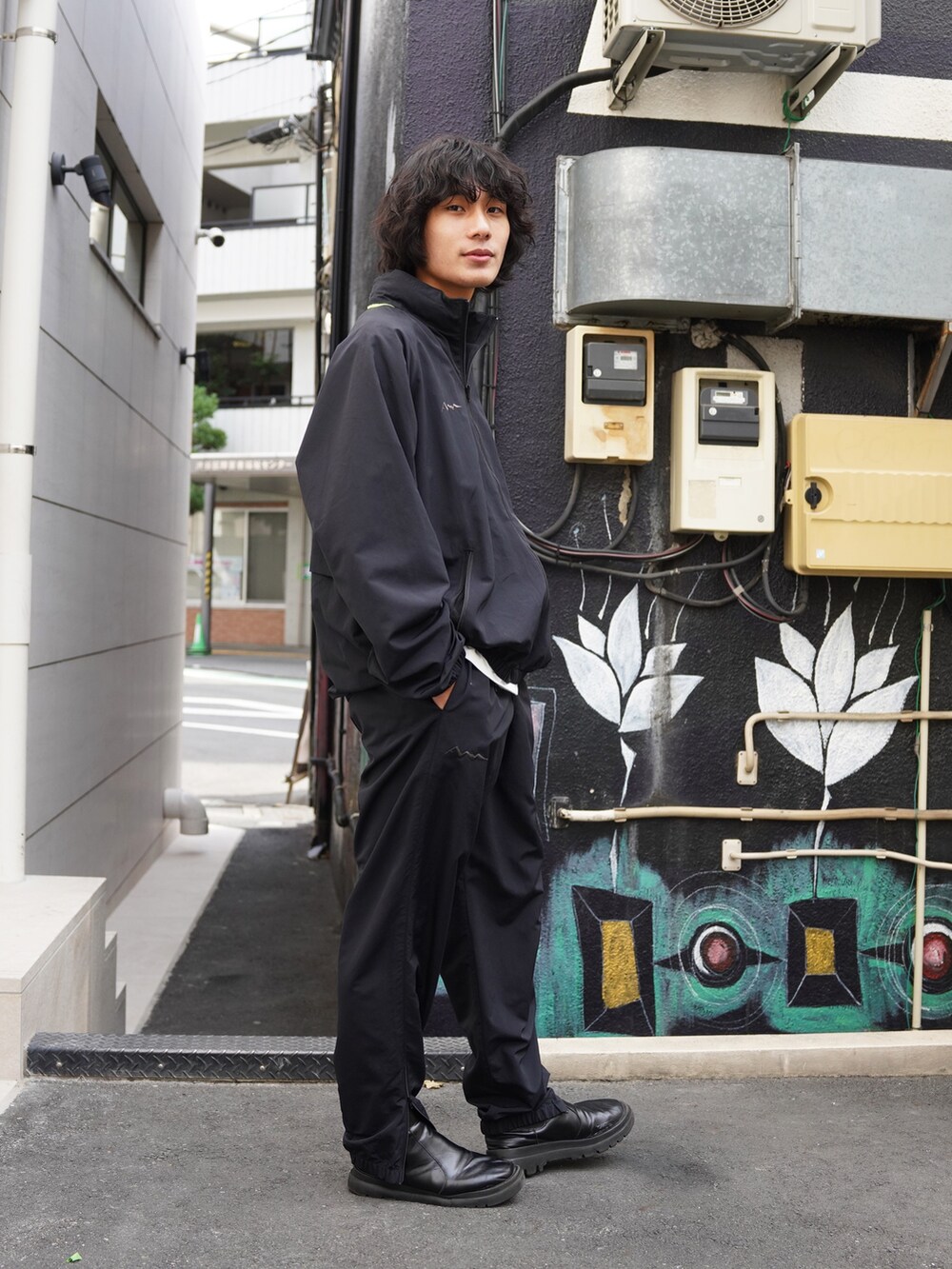 「ニットワンピース、イヤーマフ、チェックパンツ、マフラーぐるぐる、ハーフジップ、真冬のあったかスタイル、おでかけコーデ、大人カジュアル、カジュアルコーデ、休日コーデ、ラフコーデ、オトナカジュアル、シンプルコーデ、秋冬コーデ」｜「MANASTASHのMANASTASH×MASTERPIECE SOUND/マナスタッシュ×マスターピースサウンド/TRACK JACKET/トラックジャケット（ブルゾン、ベージュ系）」を使った、yusuke061019さん（メンズ・173cm）の冬コーディネートの6枚目の写真