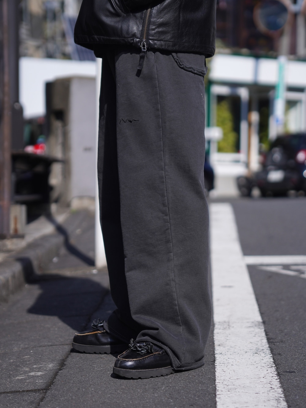 「ニットワンピース、イヤーマフ、チェックパンツ、ボアジャケット、ジップパーカー、真冬のあったかスタイル、シンプルコーデ、秋冬コーデ、メンズファッション、シンプル、大人カジュアル、休日コーデ、カジュアルコーデ、低身長コーデ、セットアップ」｜「MANASTASHのMANASTASH/マナスタッシュ/MANA PIG SWEAT PANTS（スウェットパンツ、ブラック系）」を使った、yusuke061019さん（メンズ・173cm）の冬コーディネートの9枚目の写真