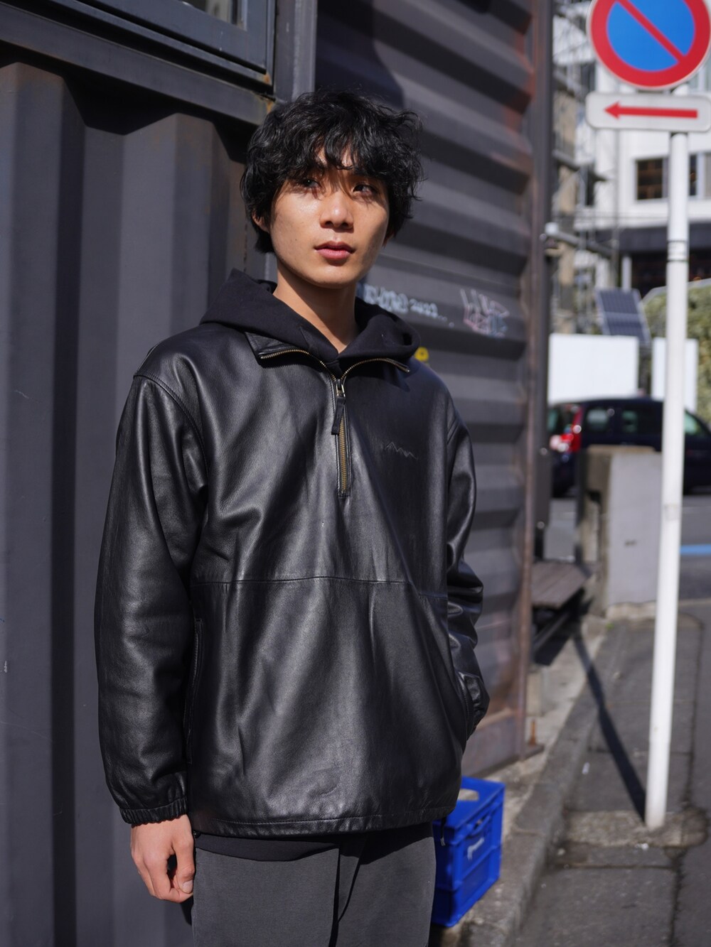 「ニットワンピース、イヤーマフ、チェックパンツ、ボアジャケット、ジップパーカー、真冬のあったかスタイル、シンプルコーデ、秋冬コーデ、メンズファッション、シンプル、大人カジュアル、休日コーデ、カジュアルコーデ、低身長コーデ、セットアップ」｜「MANASTASHのMANASTASH/マナスタッシュ/MANA PIG SWEAT PANTS（スウェットパンツ、ブラック系）」を使った、yusuke061019さん（メンズ・173cm）の冬コーディネートの4枚目の写真