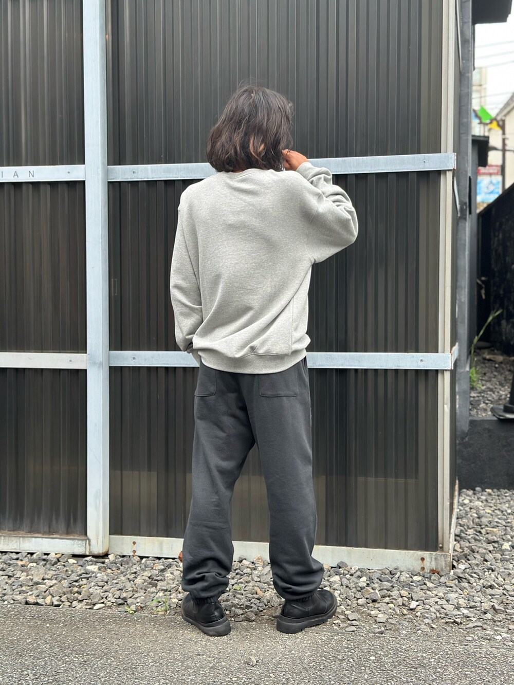 「レイヤードスタイル、メガネ男子、大人カジュアル、チェック、ストリートコーデ、キレイめカジュアル、古着MIX、レザージャケット、セットアップ、ビッグシルエット」｜「MANASTASHのMANASTASH/マナスタッシュ/CASCADE PANTS/カスケードパンツ（スウェットパンツ、ブラック系）」を使った、yusuke061019さん（メンズ・173cm）の秋コーディネートの4枚目の写真