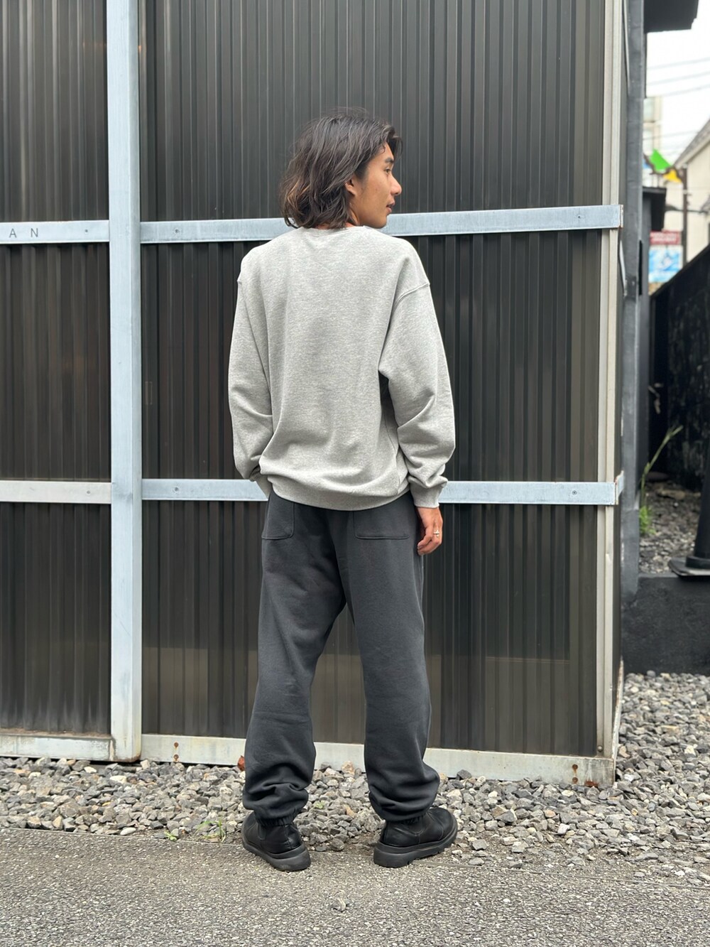 「レイヤードスタイル、メガネ男子、大人カジュアル、チェック、ストリートコーデ、キレイめカジュアル、古着MIX、レザージャケット、セットアップ、ビッグシルエット」｜「MANASTASHのMANASTASH/マナスタッシュ/CASCADE PANTS/カスケードパンツ（スウェットパンツ、ブラック系）」を使った、yusuke061019さん（メンズ・173cm）の秋コーディネートの3枚目の写真