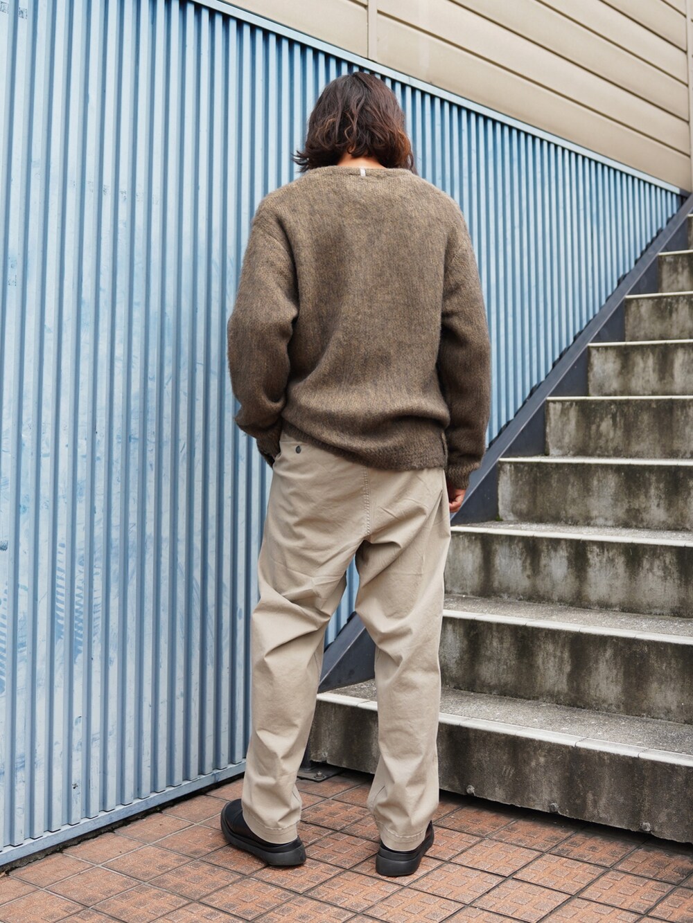 「おしゃ見えテクニック、デニム、レイヤードスタイル、スポーツミックス、秋コーデ、シンプルスタイル、おしゃれさんと繋がりたい、休日スタイル、スニーカー、オールブラック」｜「MANASTASHのMANASTASH/マナスタッシュ/FLEX CLIMBER WIDE LEG PANTS（チノパンツ、グレー系）」を使った、yusuke061019さん（メンズ・173cm）の秋コーディネートの9枚目の写真
