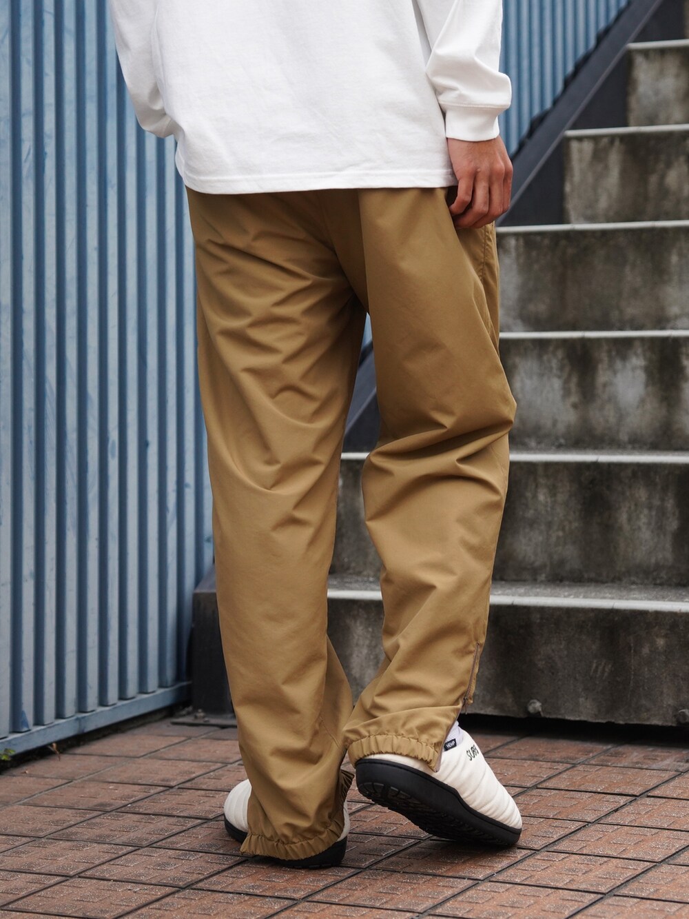 「ニットワンピース、イヤーマフ、チェックパンツ、マフラーぐるぐる、ハーフジップ、真冬のあったかスタイル、おでかけコーデ、大人カジュアル、休日コーデ、ラフコーデ、シンプルコーデ、カジュアルコーデ、オトナカジュアル、秋冬コーデ、モノトーン」｜「MANASTASHのMANASTASH×MASTERPIECE SOUND/マナスタッシュ×マスターピースサウンド/ L/S TEE/ ロングスリーブTEE（Tシャツ/カットソー、ホワイト系）」を使った、yusuke061019さん（メンズ・173cm）の冬コーディネートの3枚目の写真