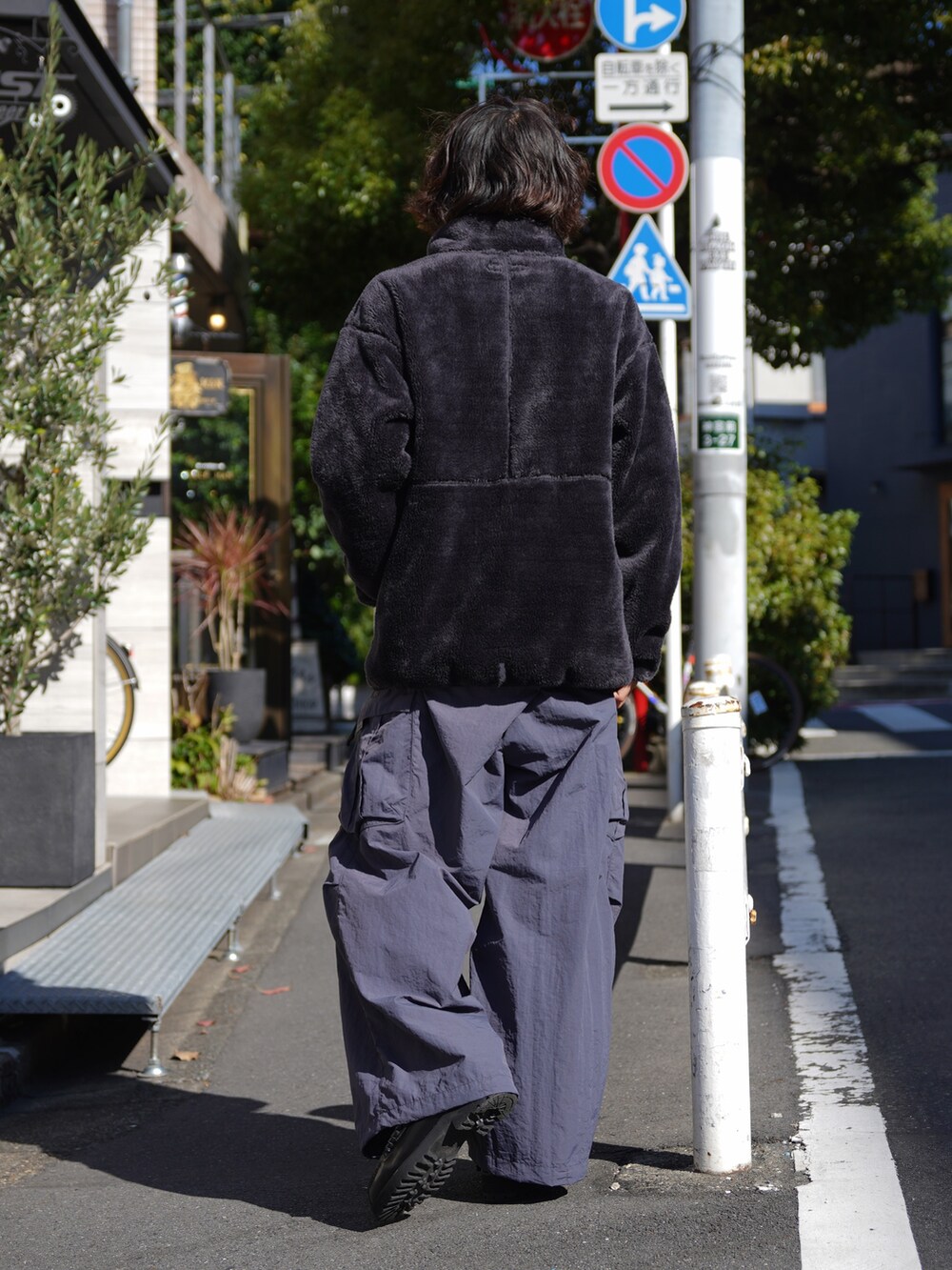 「レザー、キルティング、ロングコート、ブラウン、古着MIX、セットアップ、カーゴパンツ、シンプルスタイル、休日コーデ、ストリートコーデ」｜「MANASTASHのMANASTASH/マナスタッシュ/BIGFOOT JACKET '24/ビッグフットジャケット（ブルゾン、ブラック系）」を使った、yusuke061019さん（メンズ・173cm）の秋コーディネートの2枚目の写真